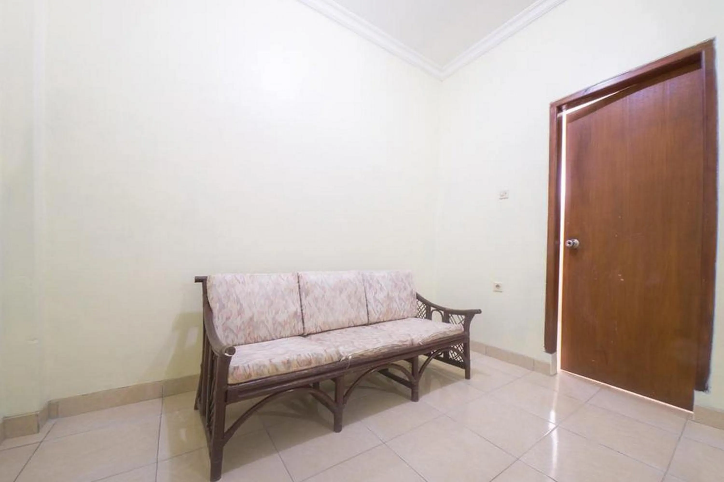 Seating area in RedDoorz near Nusa Cendana University