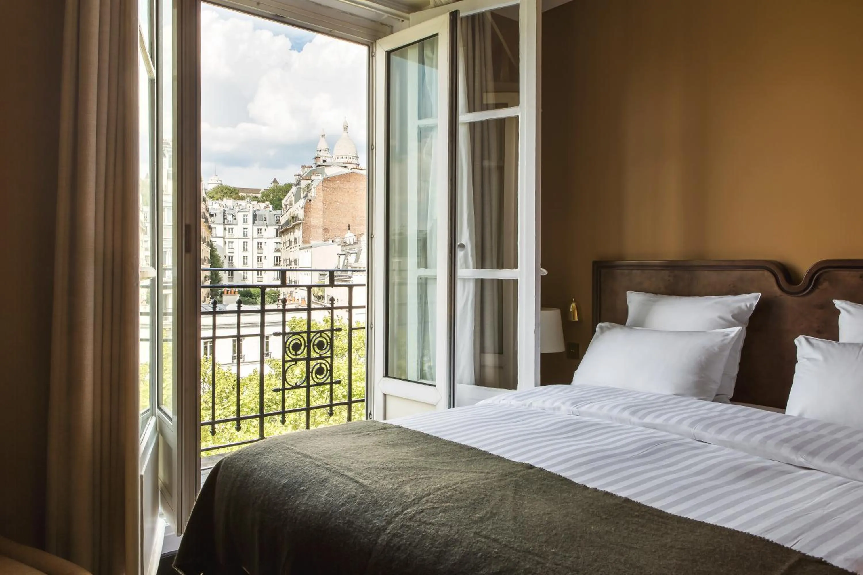 Bedroom, Bed in Hotel Rochechouart, a Member of Design Hotels