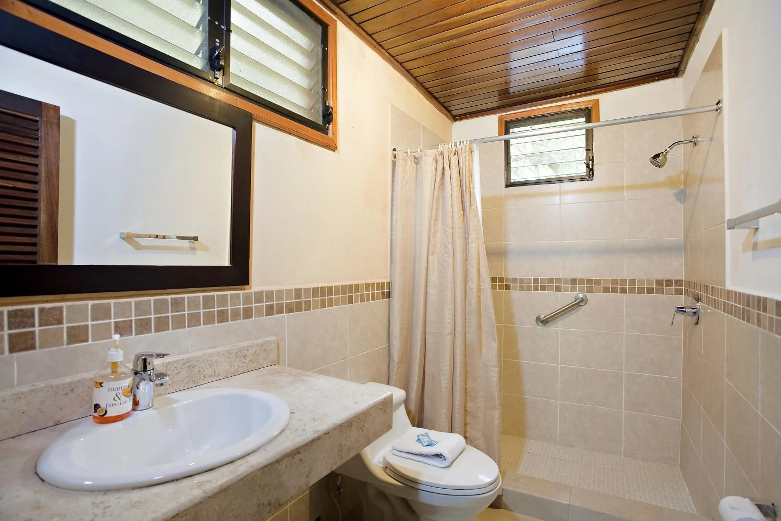 Bathroom in Hotel Jaguar Inn Tikal