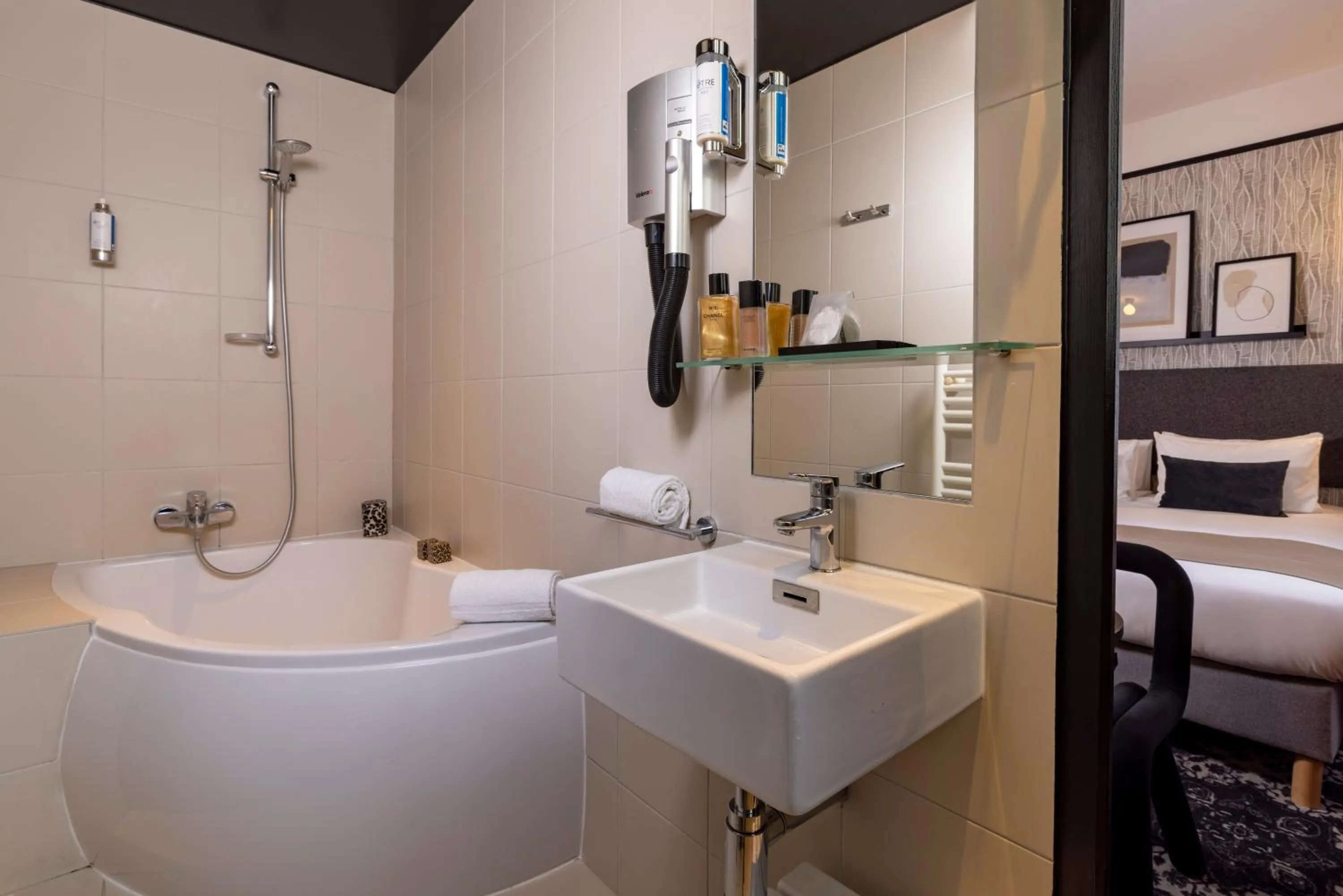 Bathroom in Hôtel Palais De Chaillot