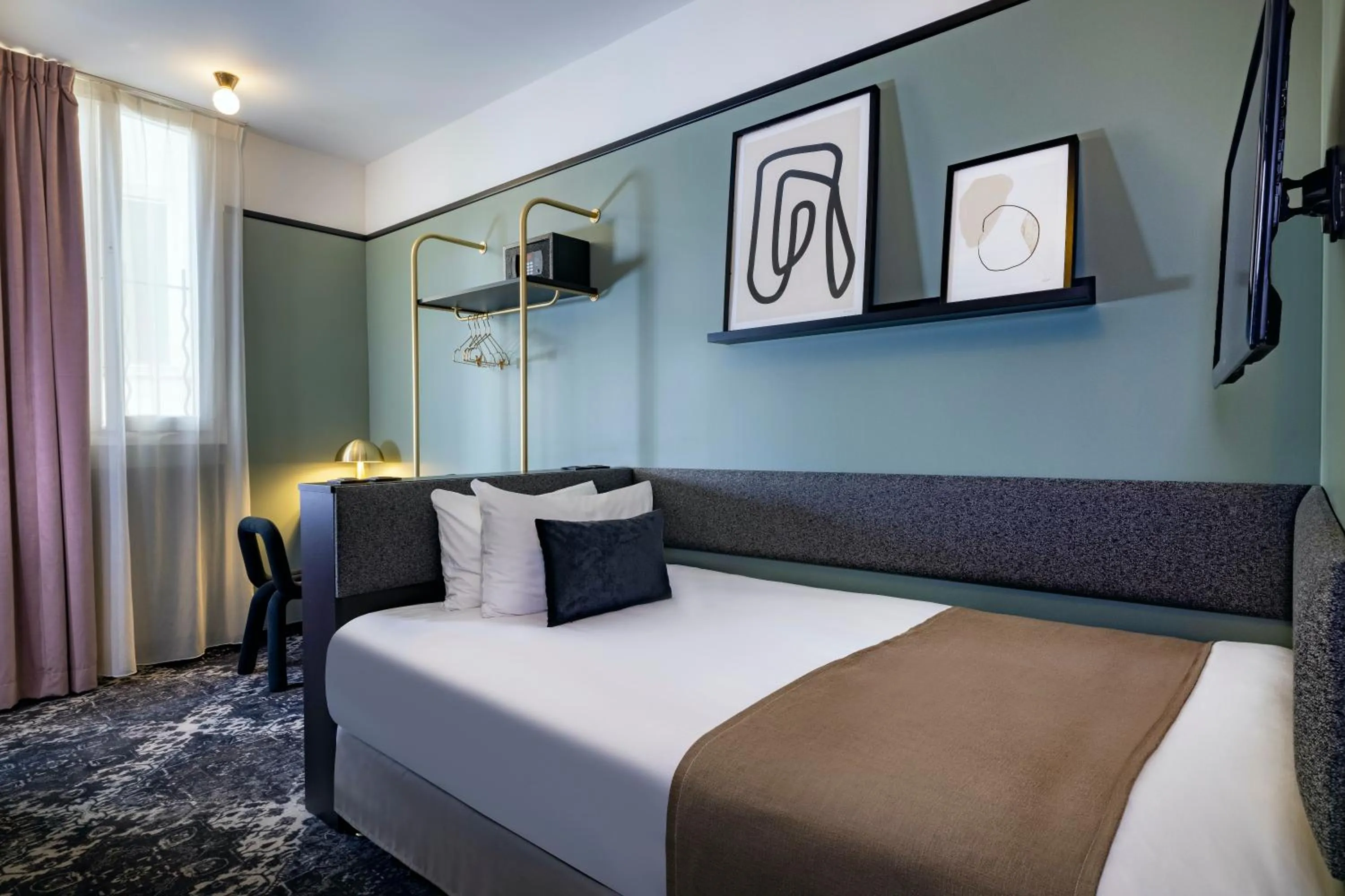 Bedroom, Bed in Hôtel Palais De Chaillot