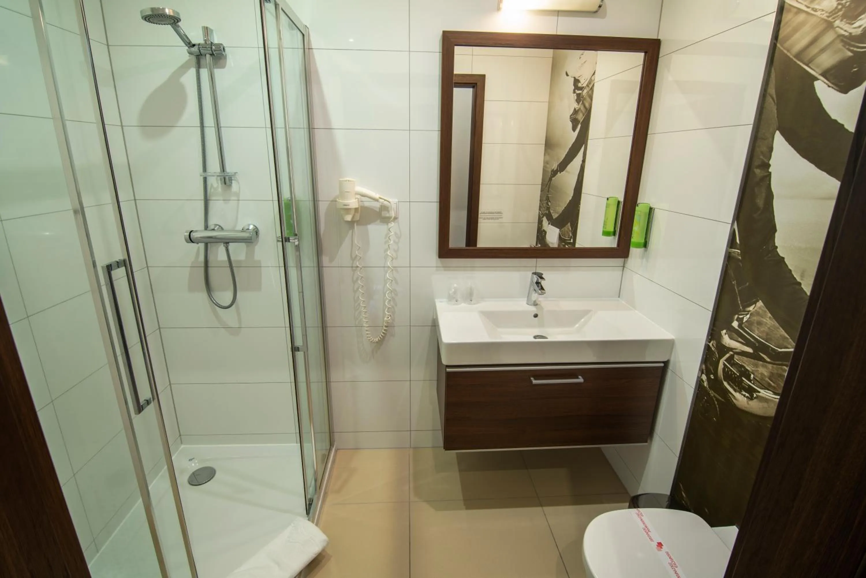 Shower in Flinski Sport X SPA, Boutique X Art