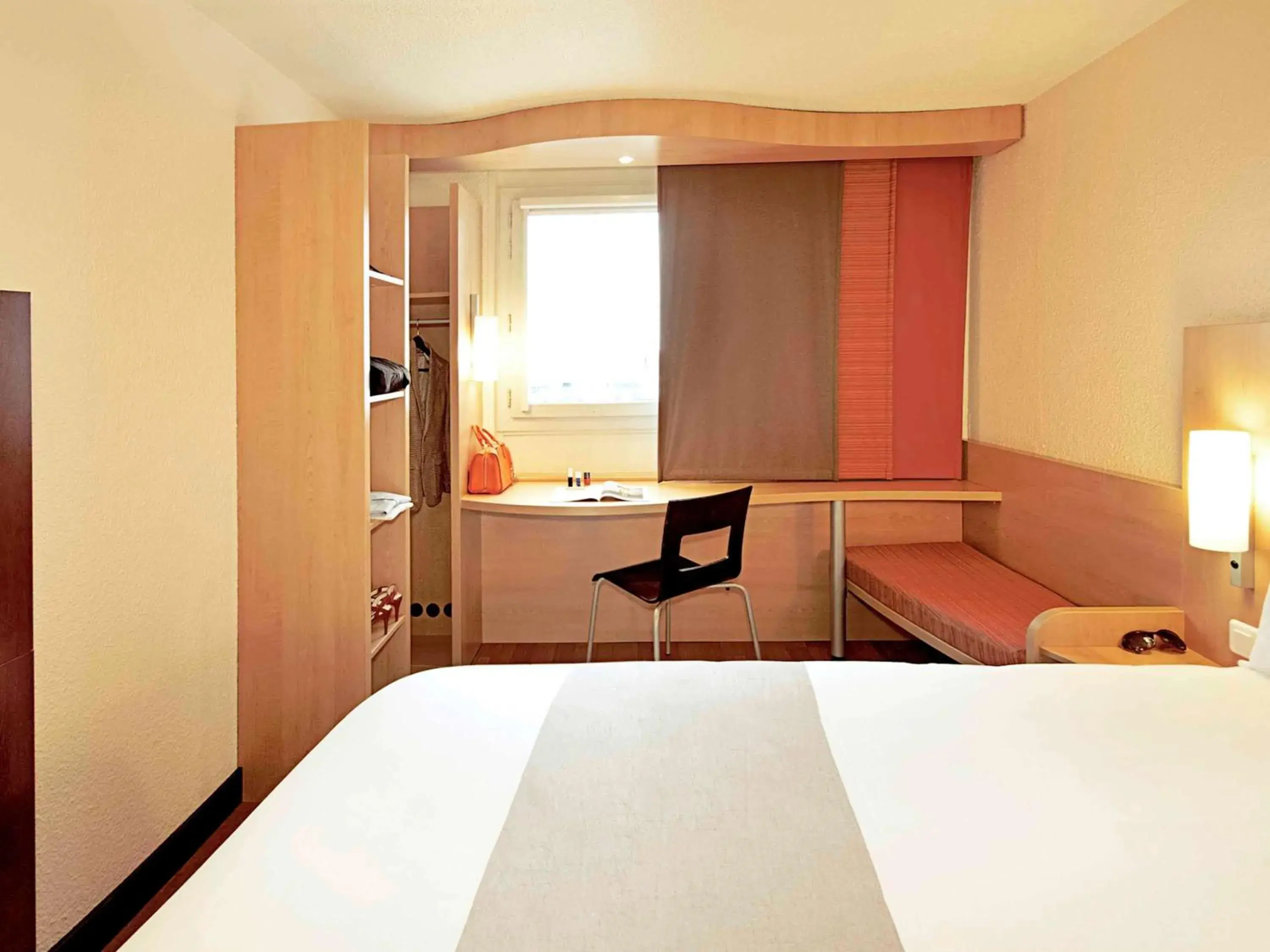 Photo of the whole room, Bed in ibis Grenoble Centre Bastille Photo of the whole room, Bed in ibis Grenoble Centre Bastille