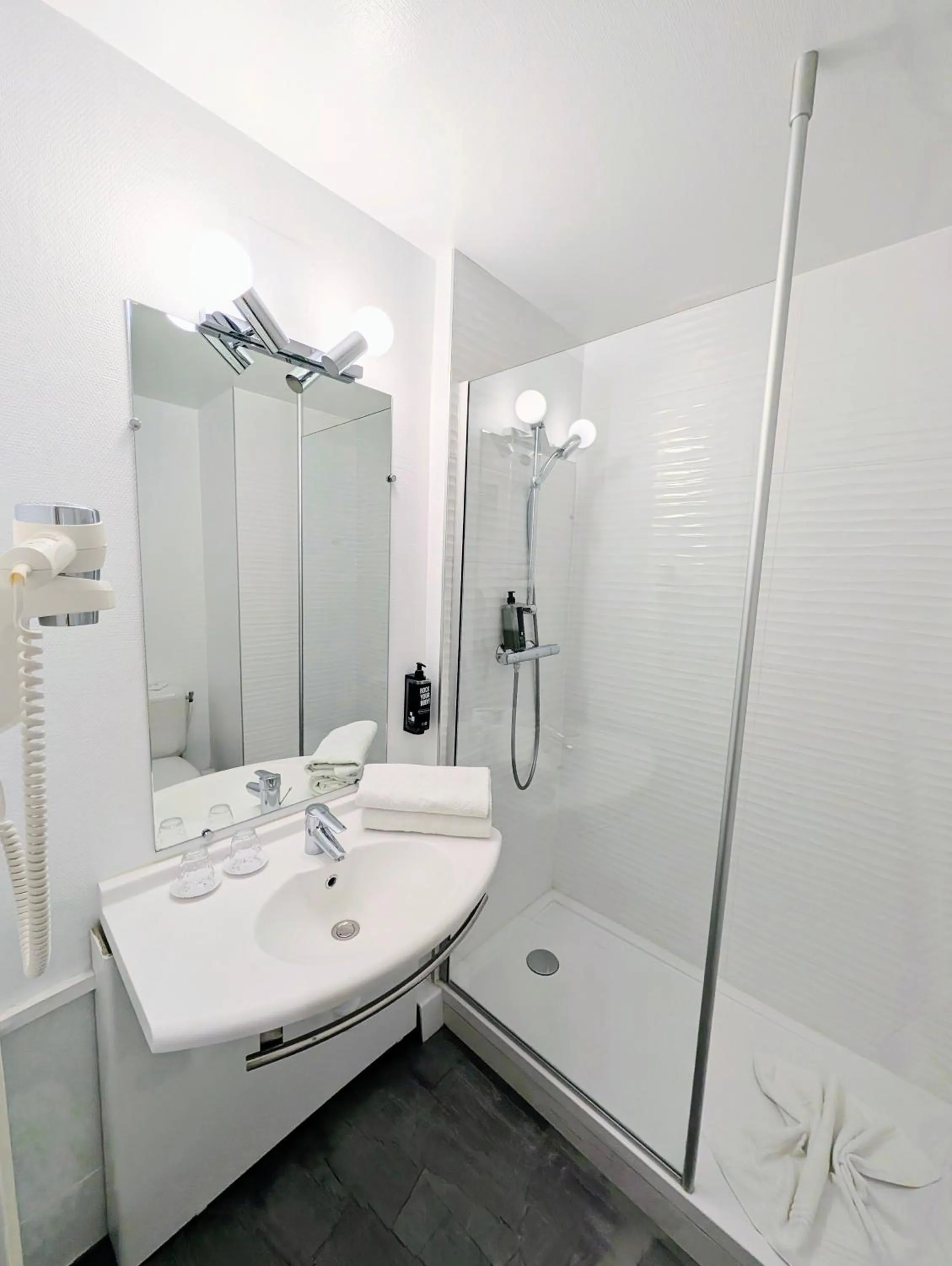 Bathroom in ibis Grenoble Centre Bastille