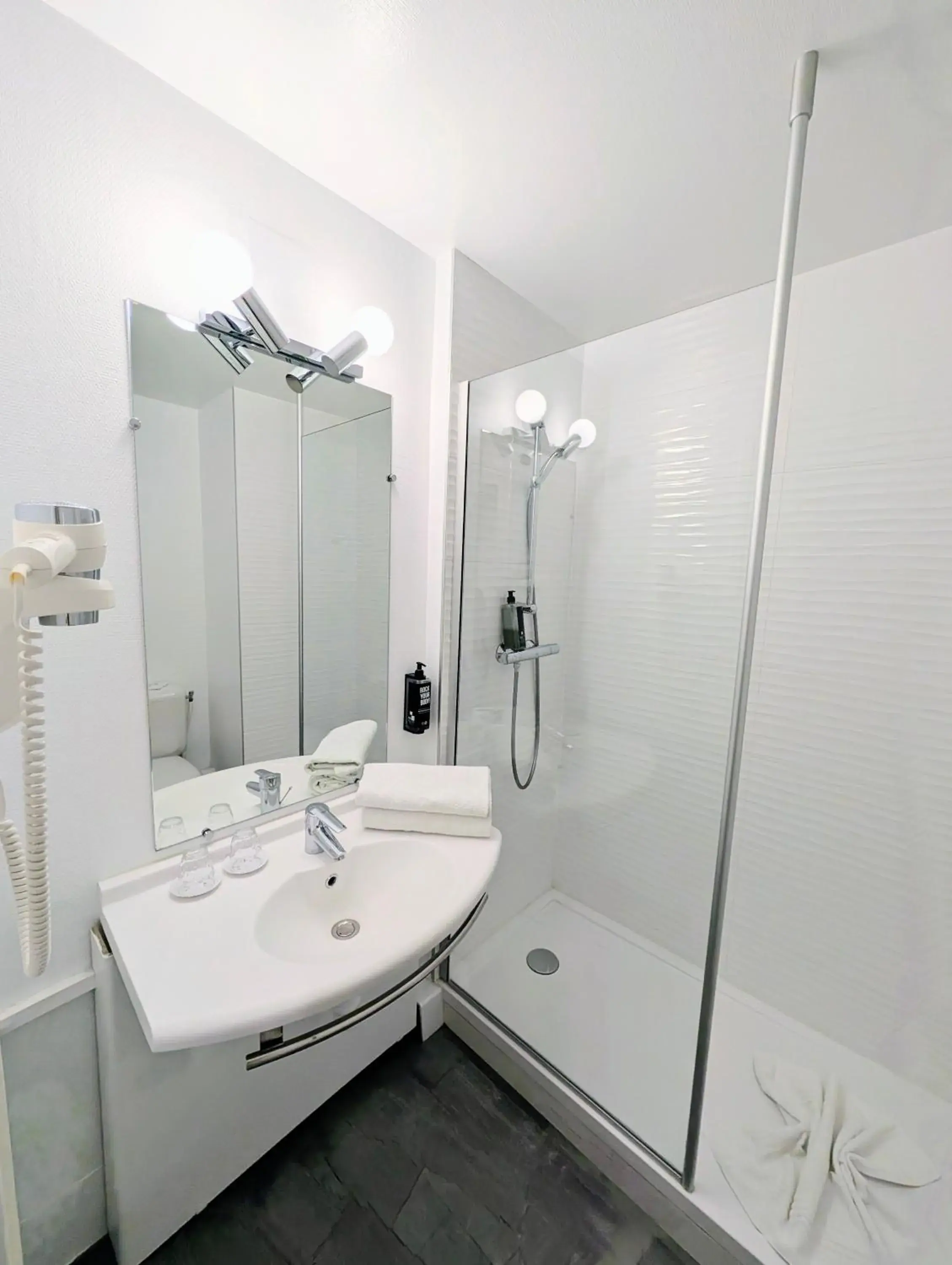 Bathroom in ibis Grenoble Centre Bastille Bathroom in ibis Grenoble Centre Bastille