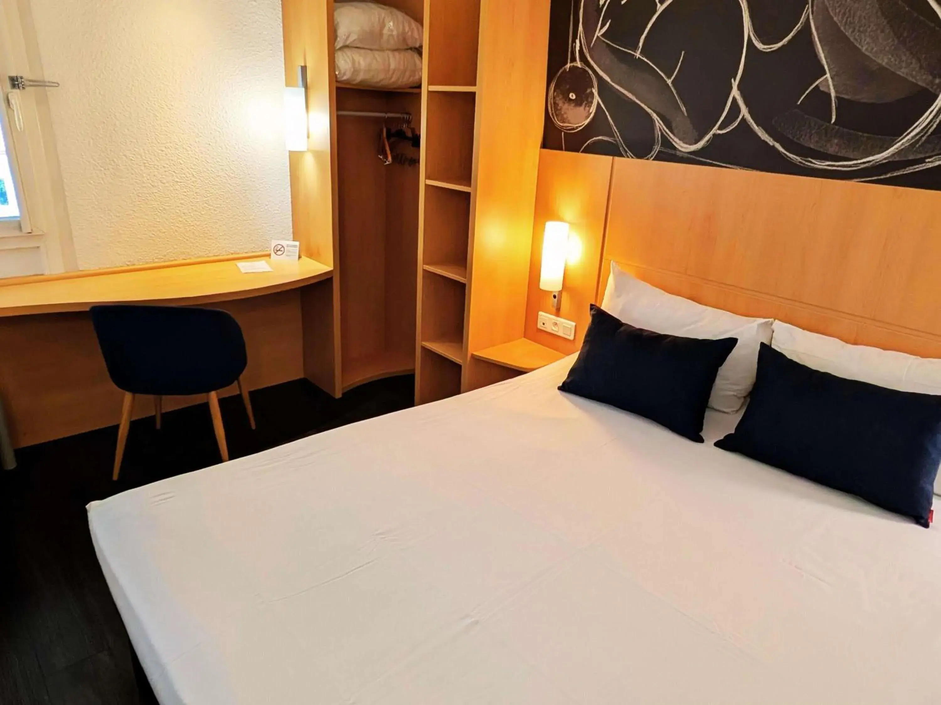 Bedroom, Bed in ibis Grenoble Centre Bastille Bedroom, Bed in ibis Grenoble Centre Bastille