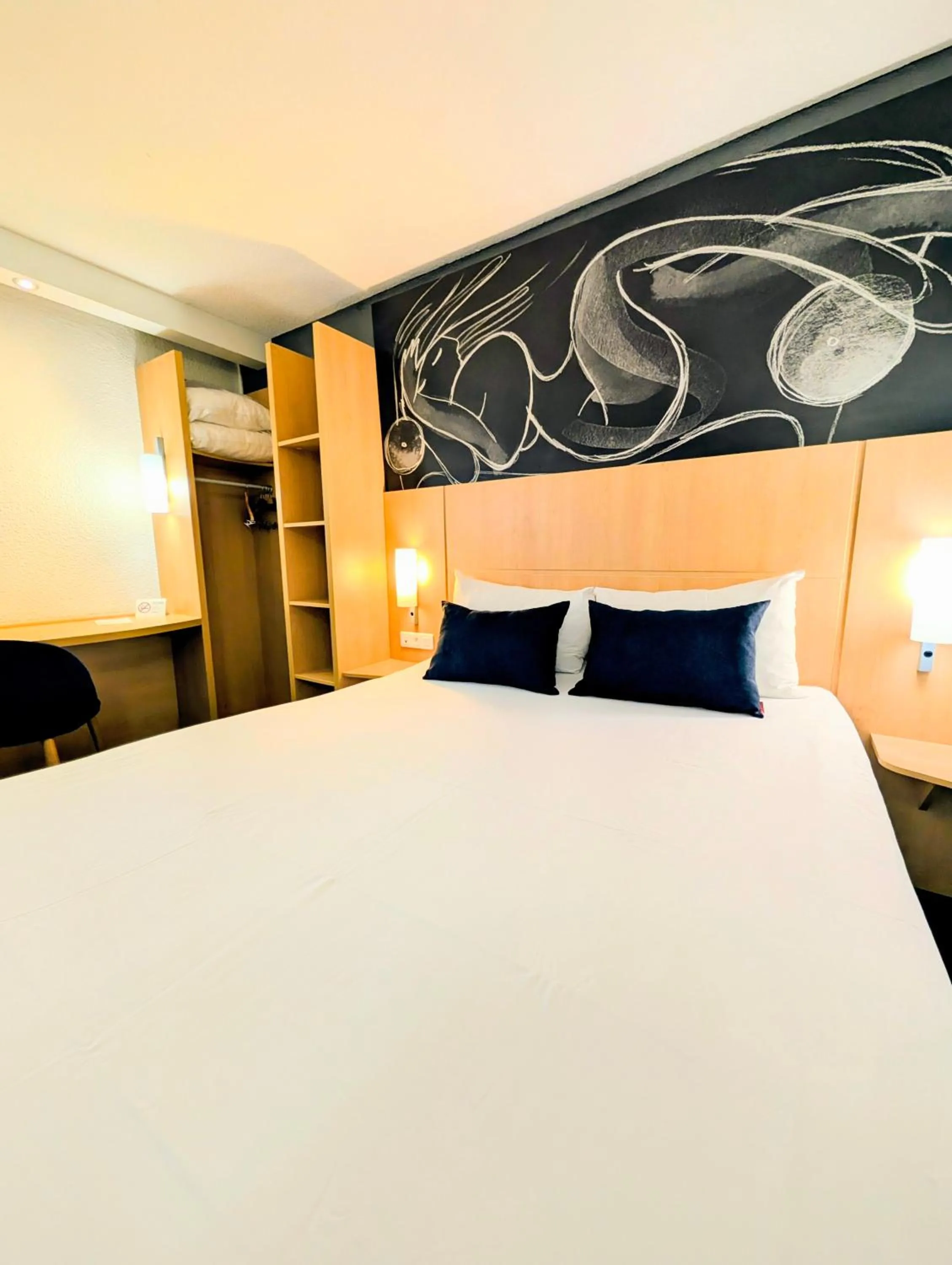 Bedroom, Bed in ibis Grenoble Centre Bastille