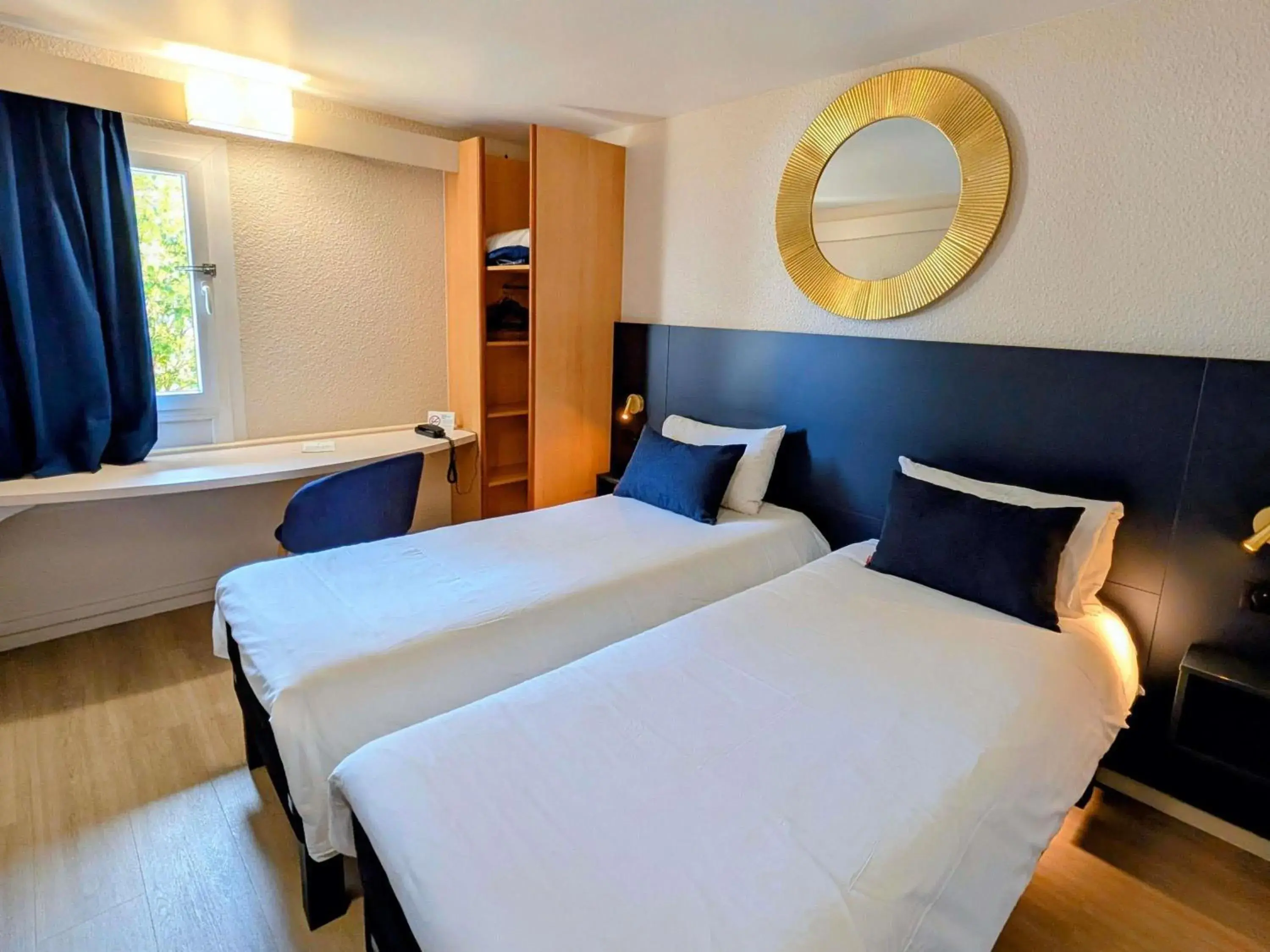 Bedroom, Bed in ibis Grenoble Centre Bastille Bedroom, Bed in ibis Grenoble Centre Bastille