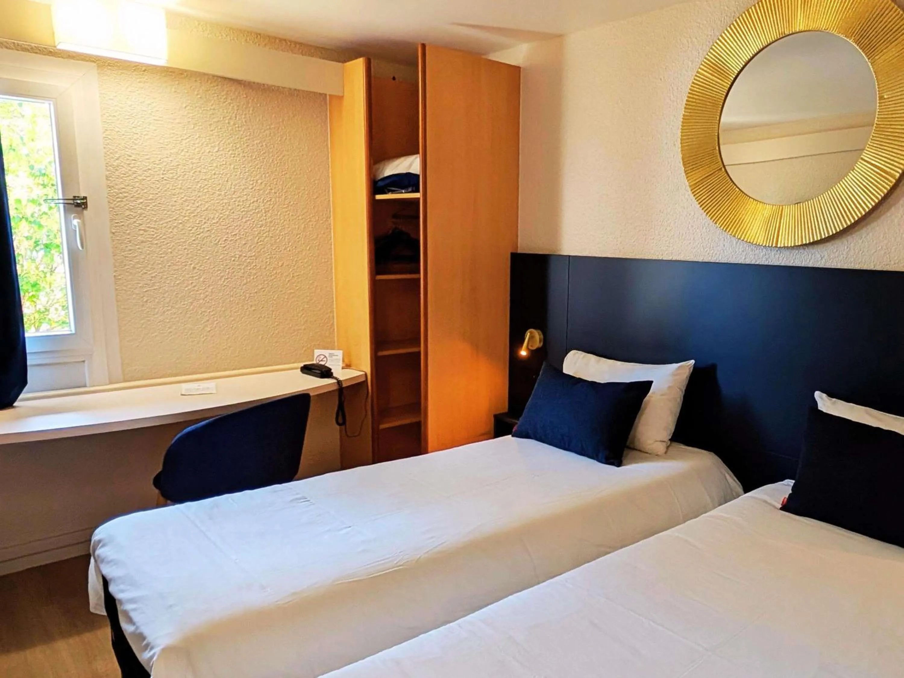 Bedroom, Bed in ibis Grenoble Centre Bastille