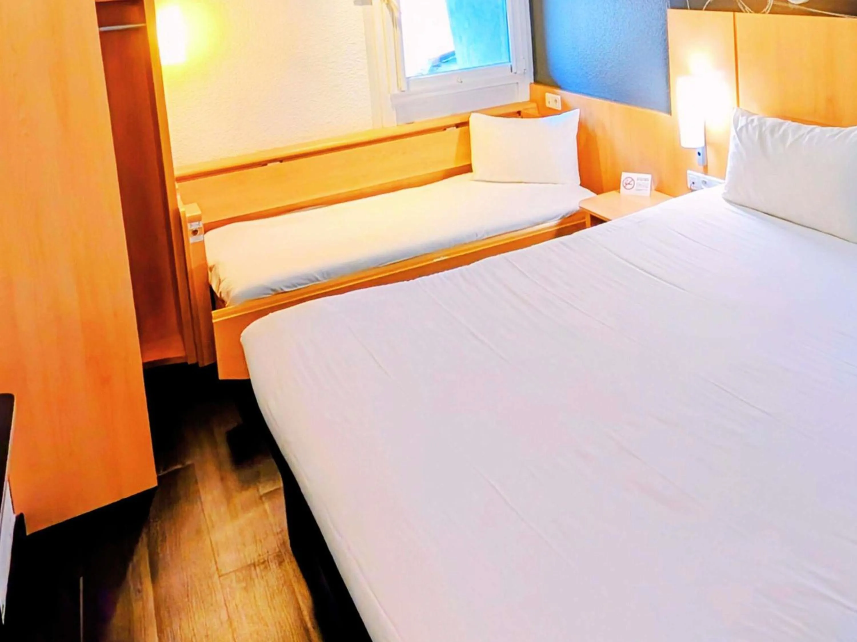 Bedroom, Bed in ibis Grenoble Centre Bastille