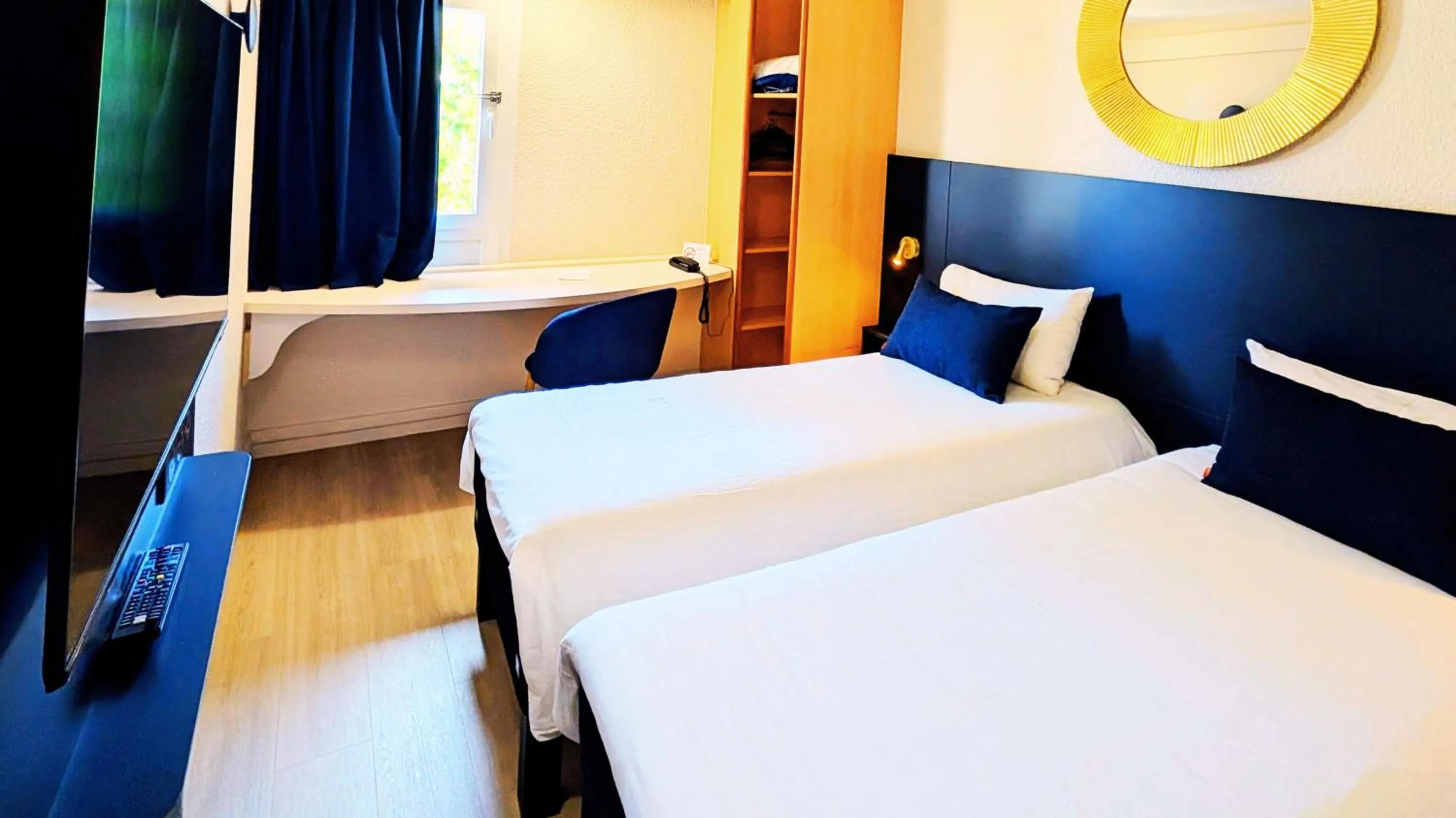 Bedroom, Bed in ibis Grenoble Centre Bastille