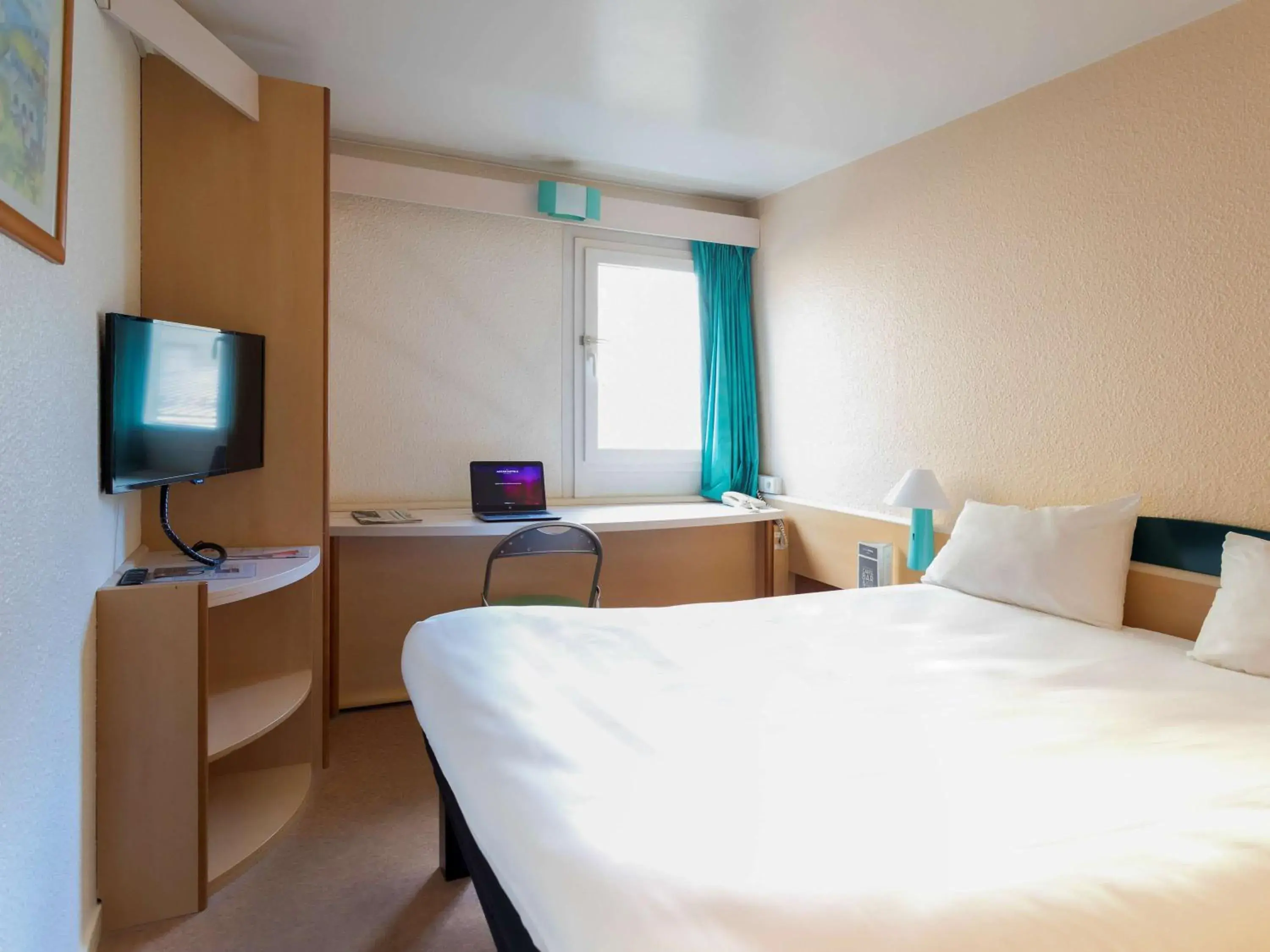 Photo of the whole room, Bed in ibis Grenoble Centre Bastille Photo of the whole room, Bed in ibis Grenoble Centre Bastille