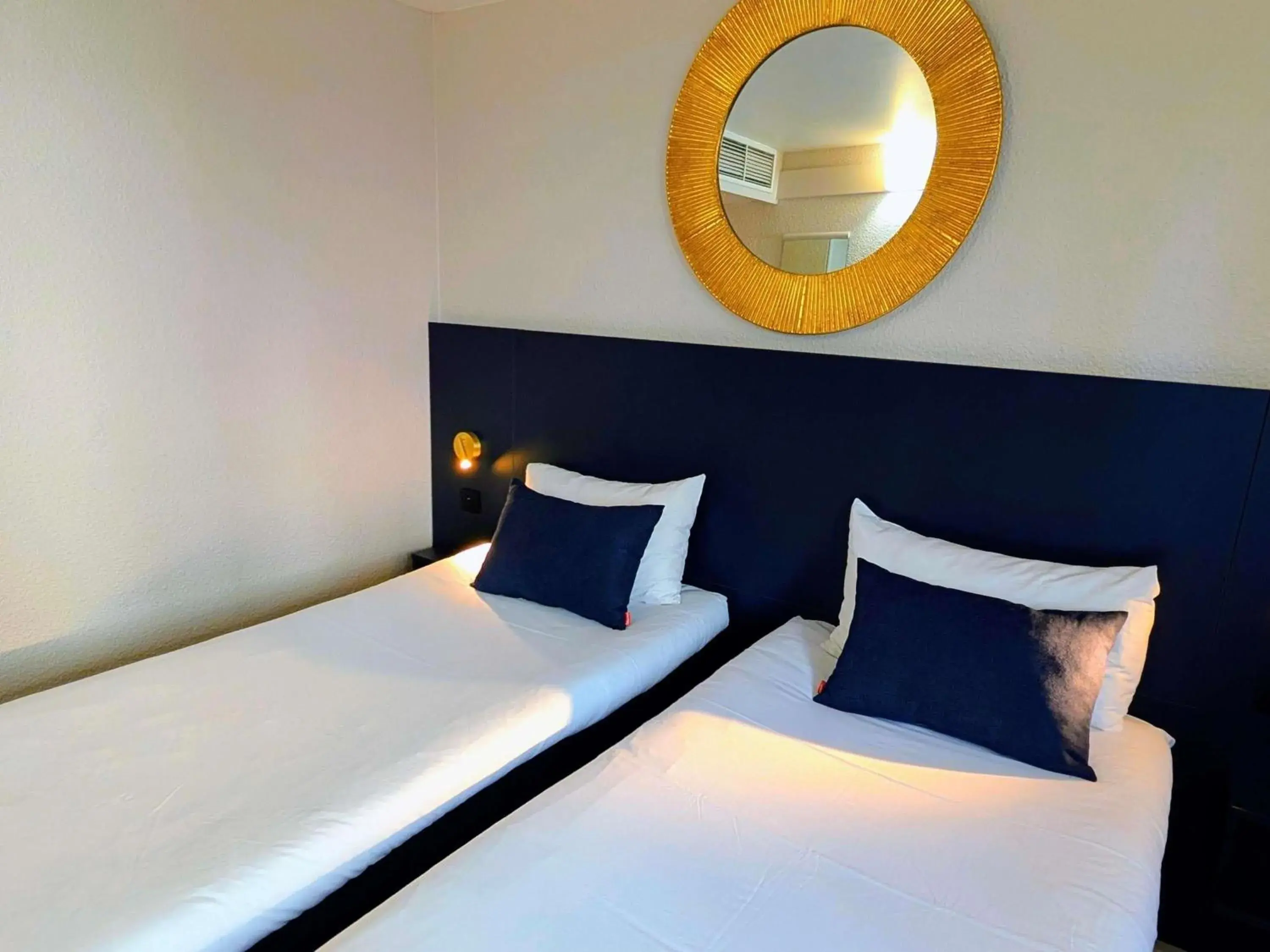 Bedroom, Bed in ibis Grenoble Centre Bastille Bedroom, Bed in ibis Grenoble Centre Bastille