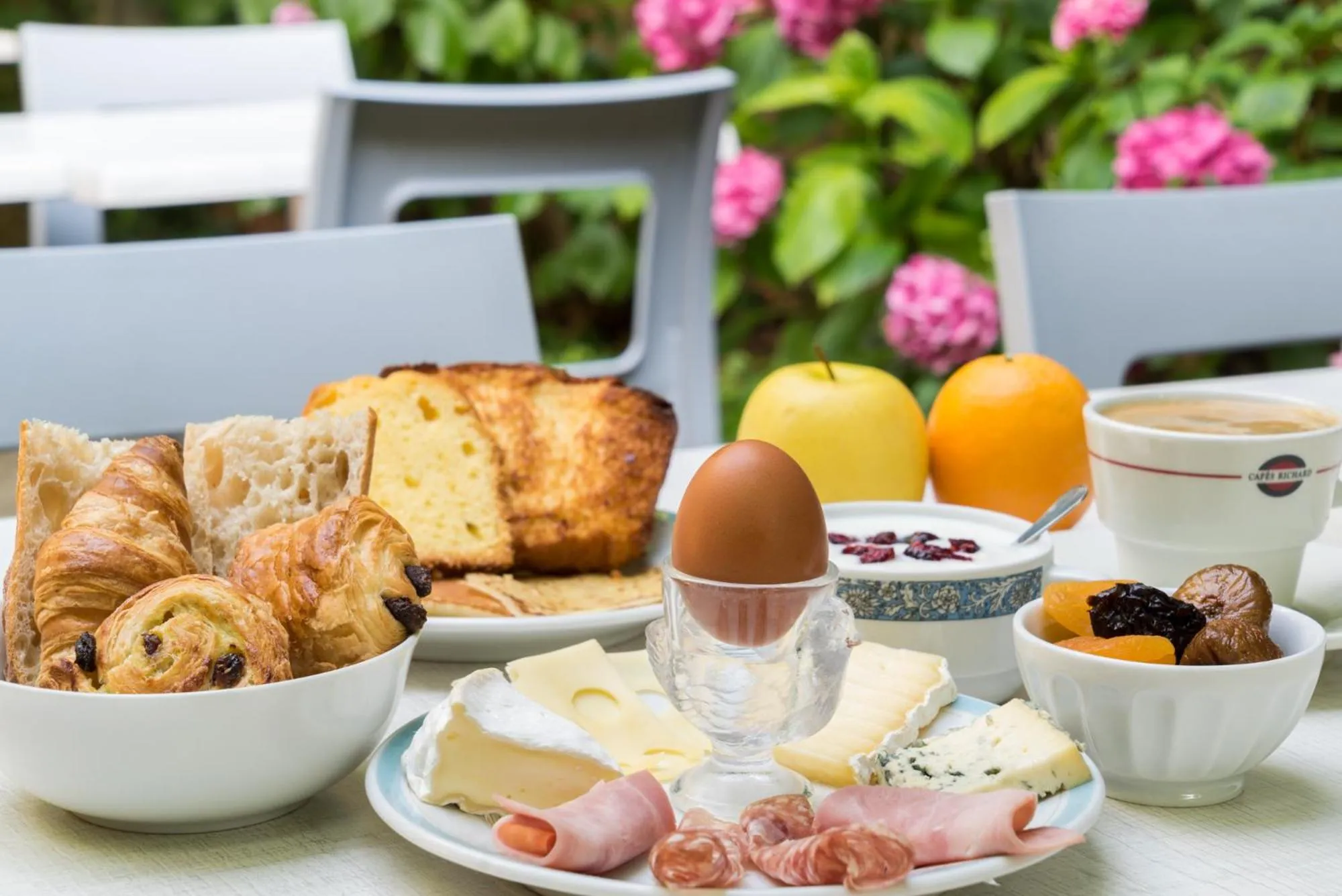 Patio in The Originals City, Hôtel de Bordeaux, Bergerac centre