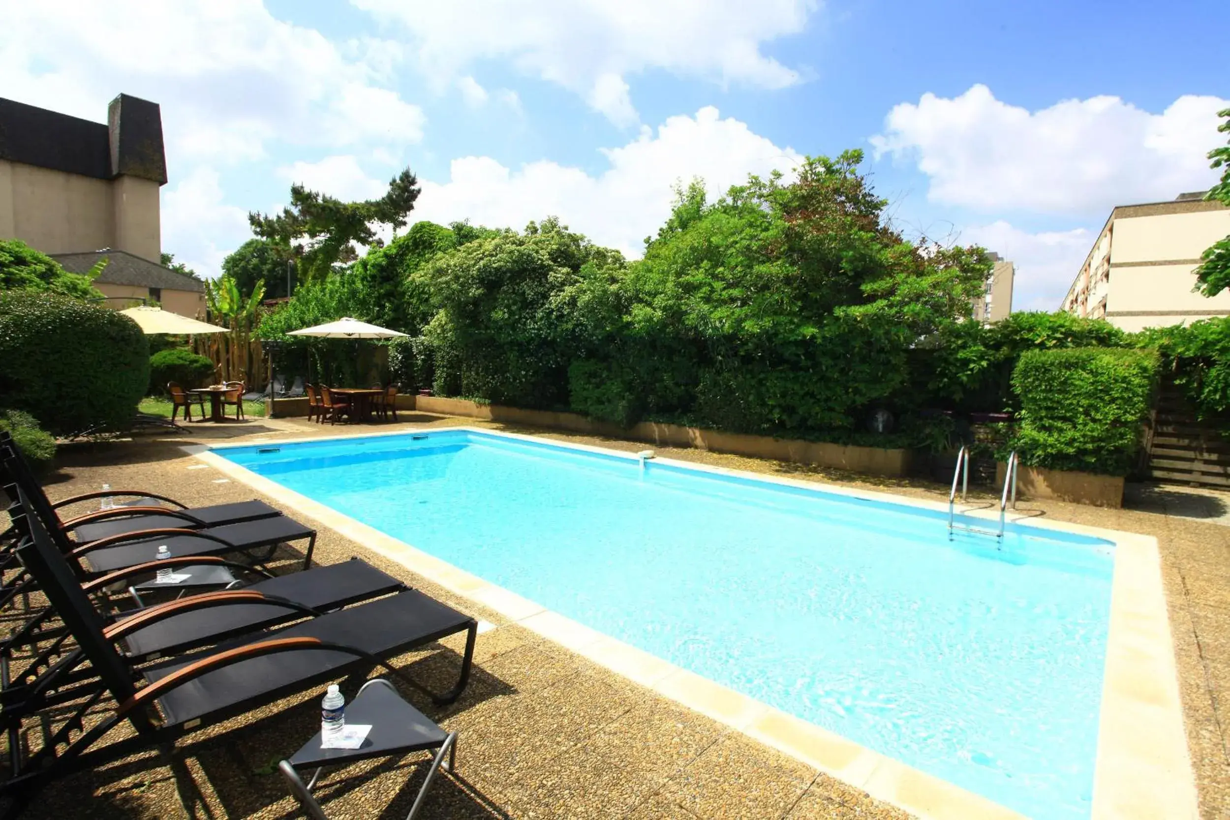 Swimming pool in The Originals City, Hôtel de Bordeaux, Bergerac centre Swimming pool in The Originals City, Hôtel de Bordeaux, Bergerac centre