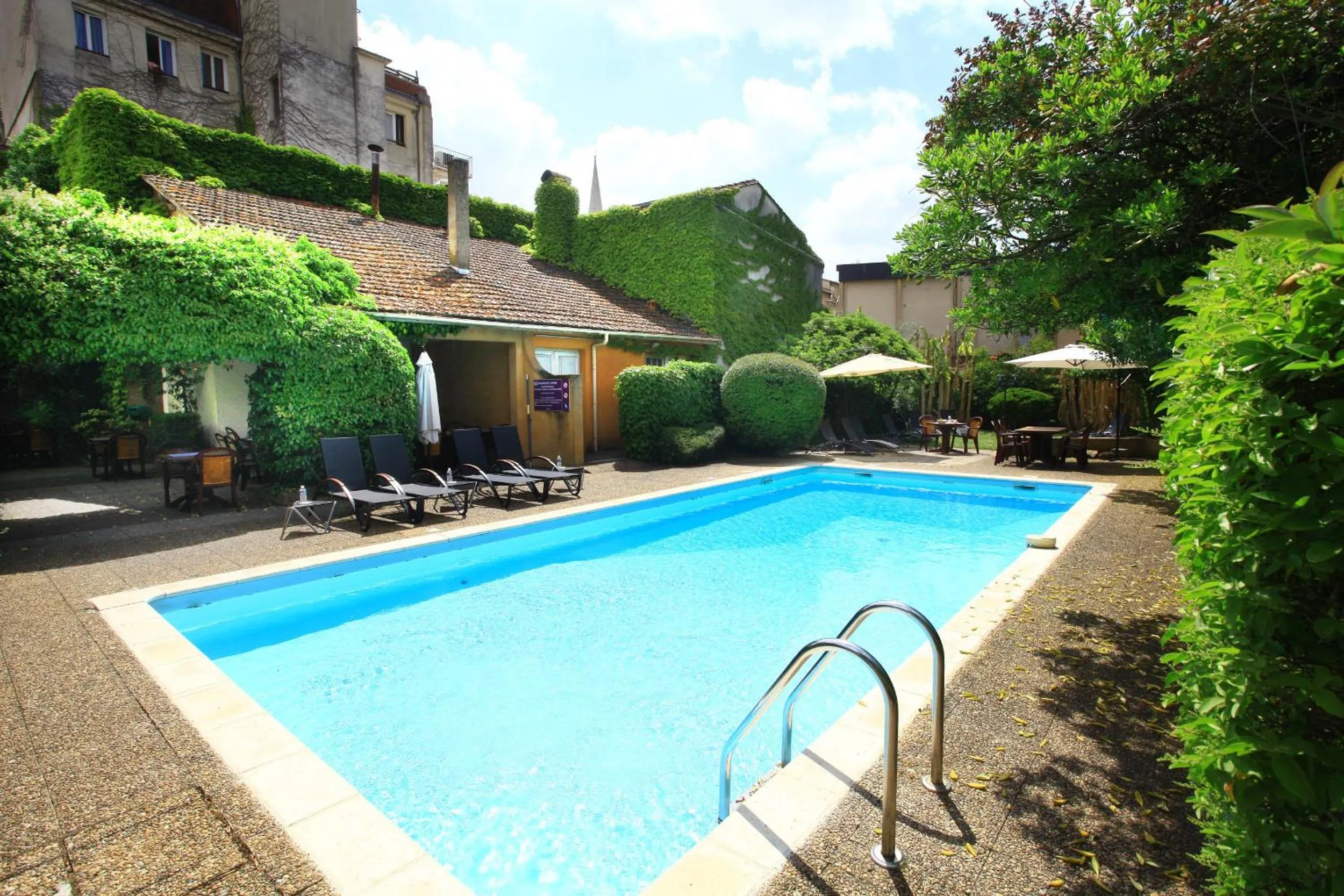 Swimming pool in The Originals City, Hôtel de Bordeaux, Bergerac centre