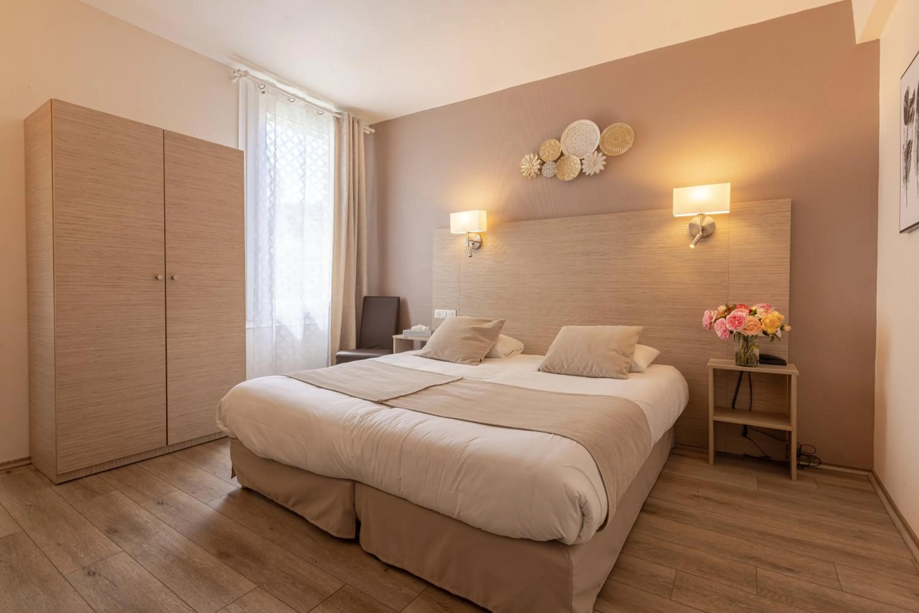 Property building, Bed in The Originals City, Hôtel de Bordeaux, Bergerac centre