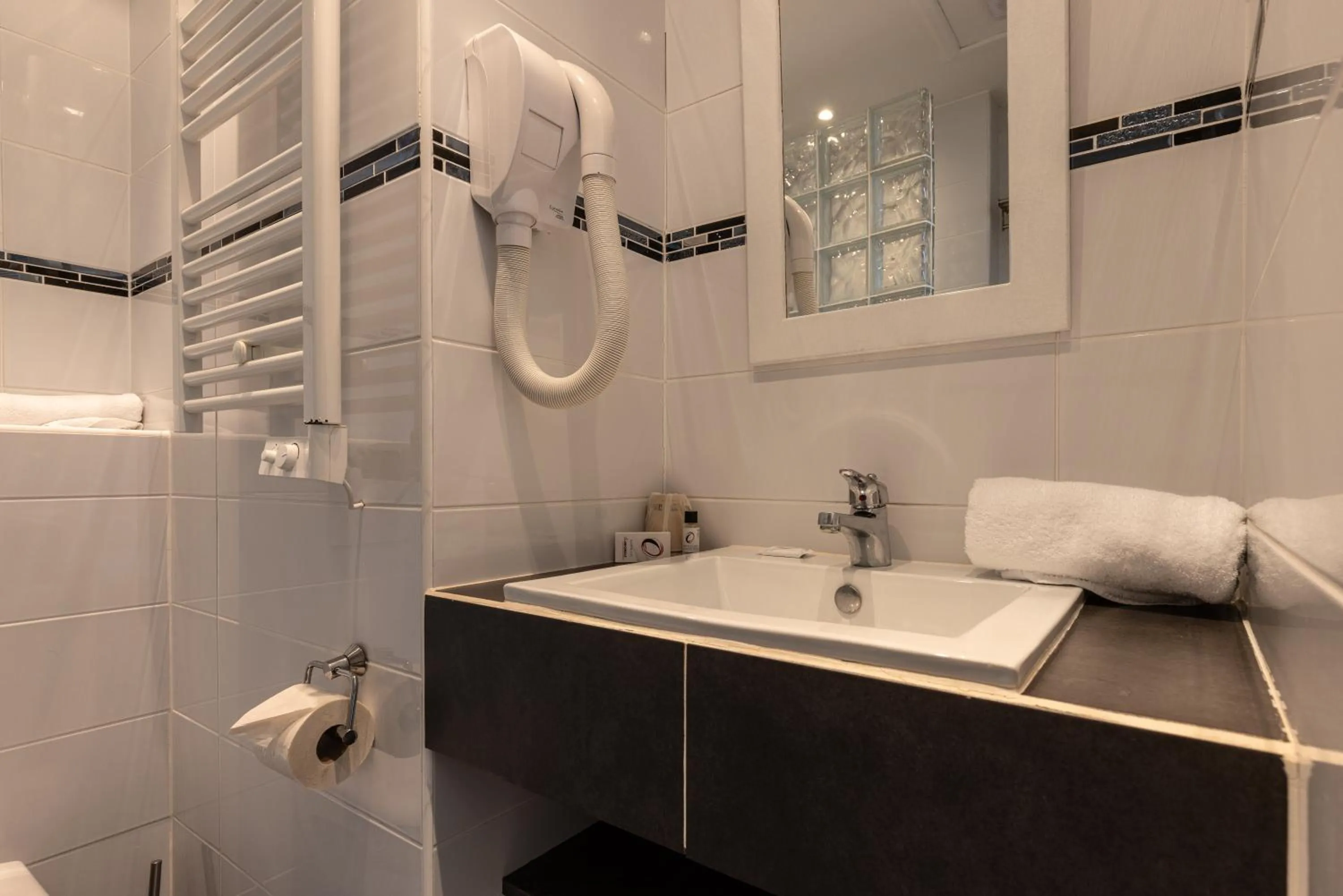 Bathroom in The Originals City, Hôtel de Bordeaux, Bergerac centre