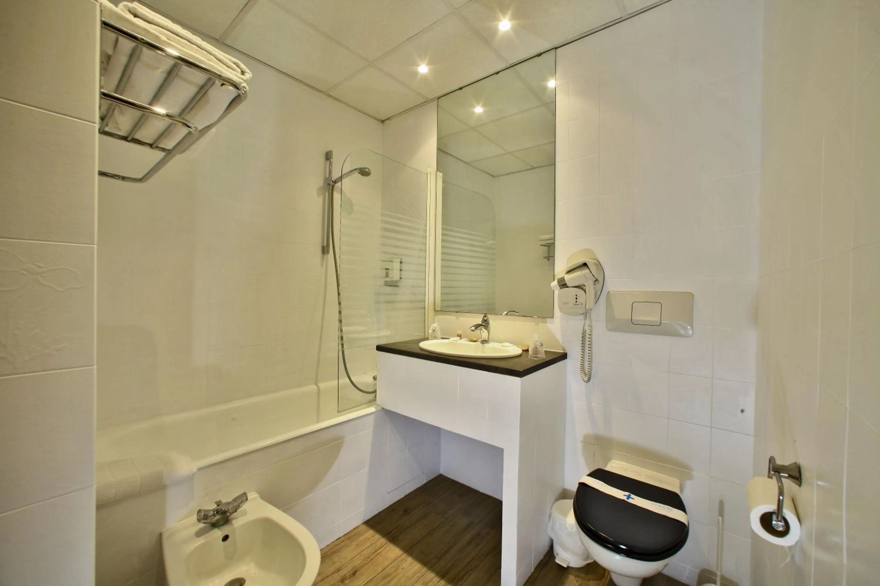 Bathroom in The Originals City, Hôtel de Bordeaux, Bergerac centre