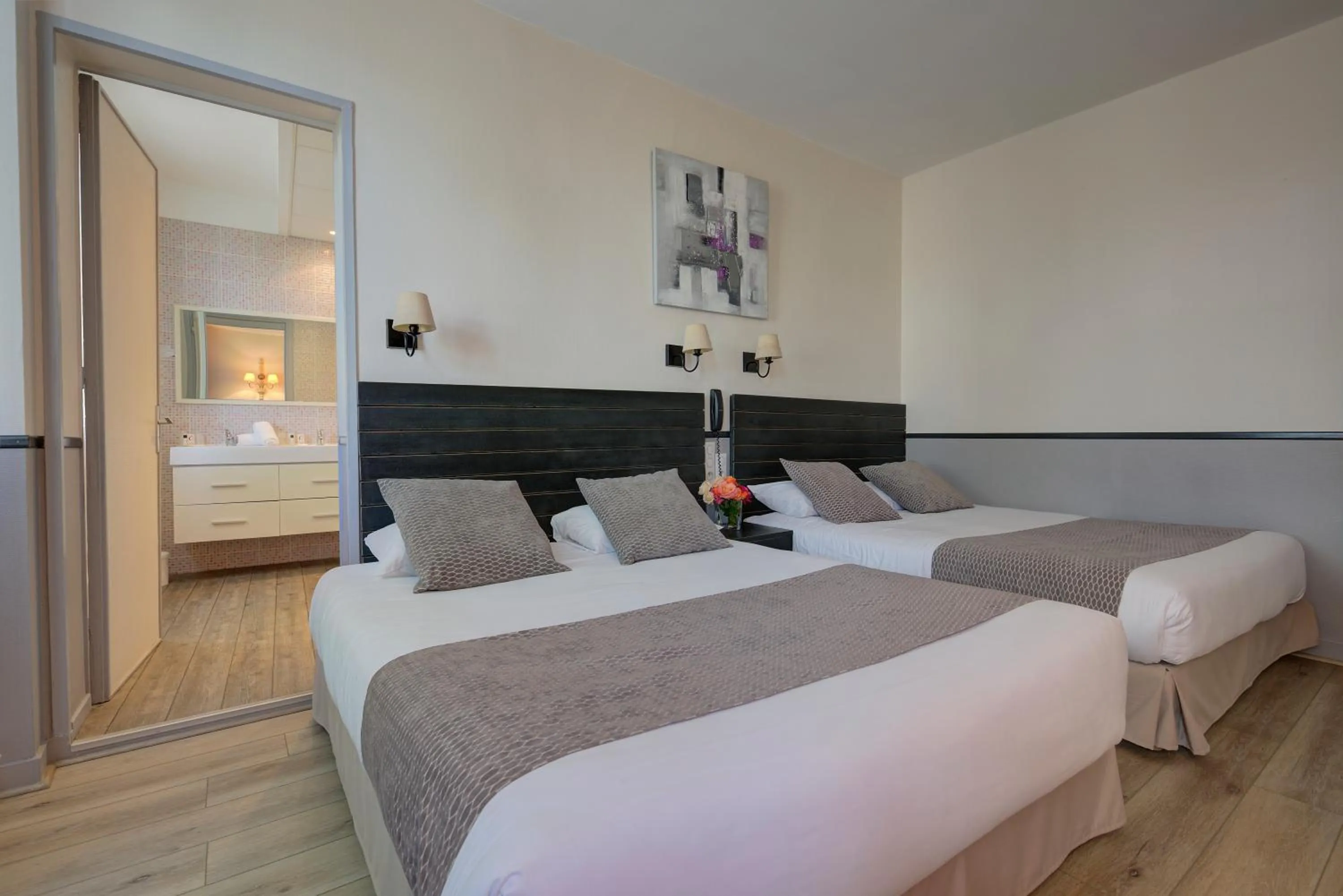 Bedroom, Bed in The Originals City, Hôtel de Bordeaux, Bergerac centre