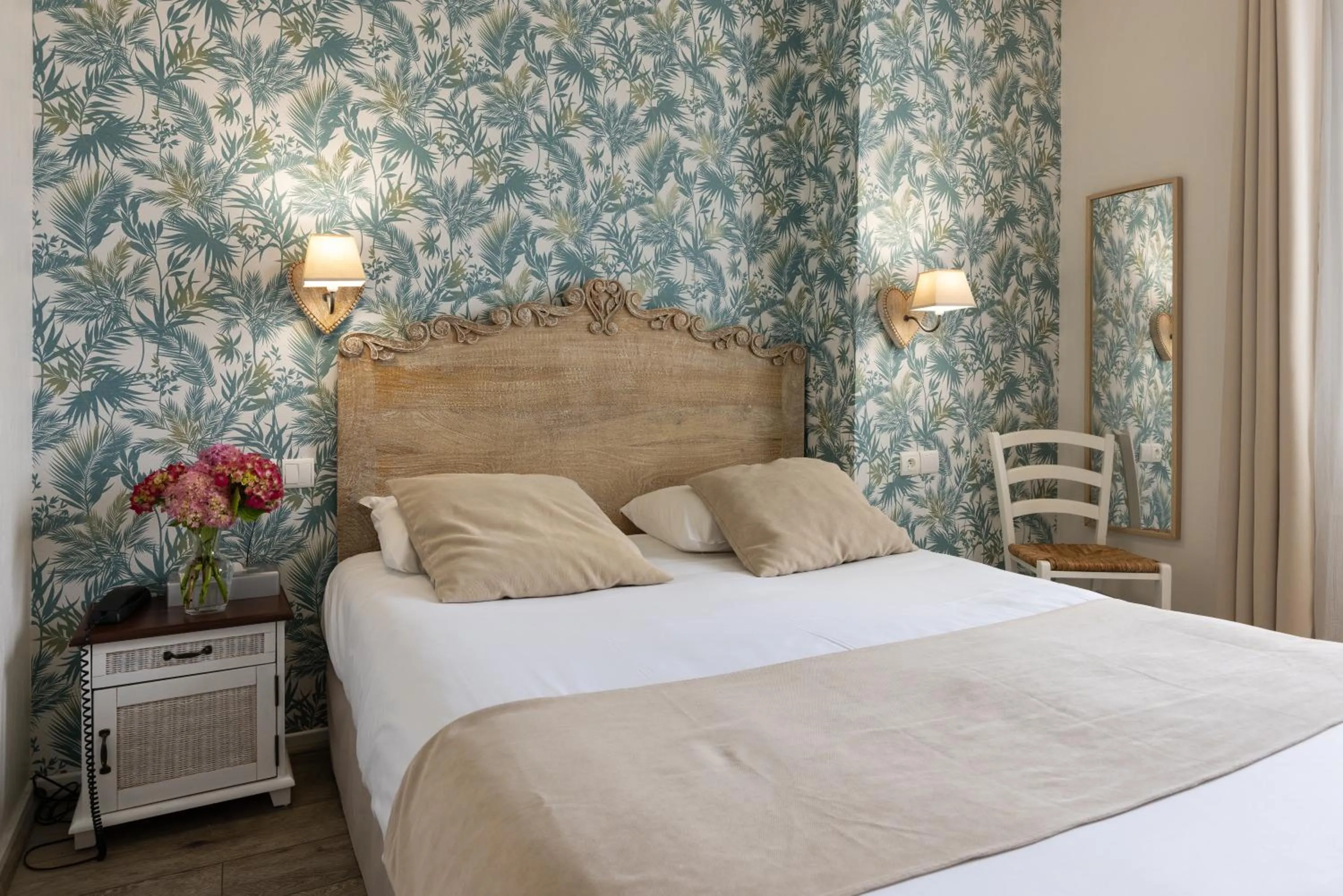 Property building, Bed in The Originals City, Hôtel de Bordeaux, Bergerac centre