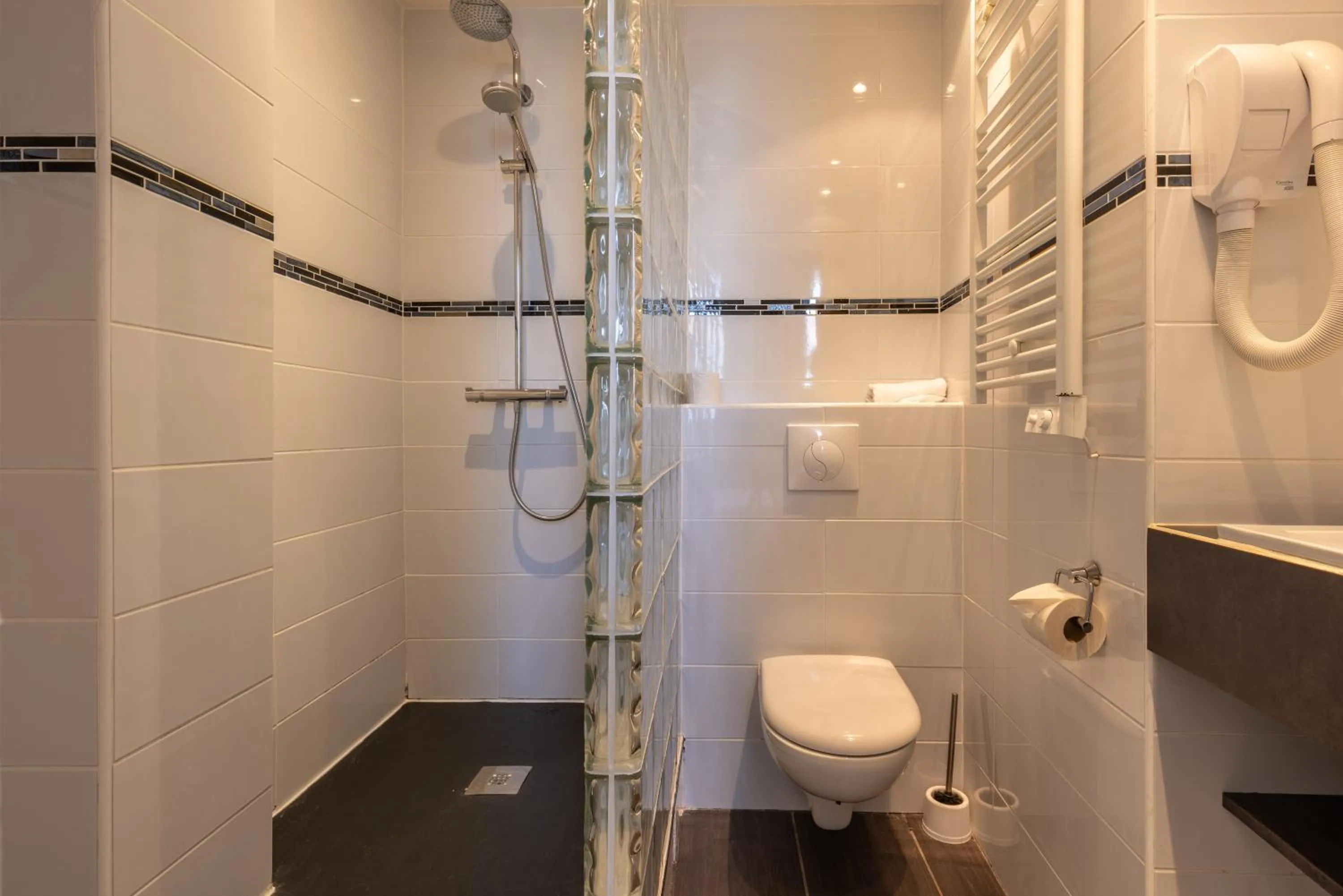 Bathroom in The Originals City, Hôtel de Bordeaux, Bergerac centre