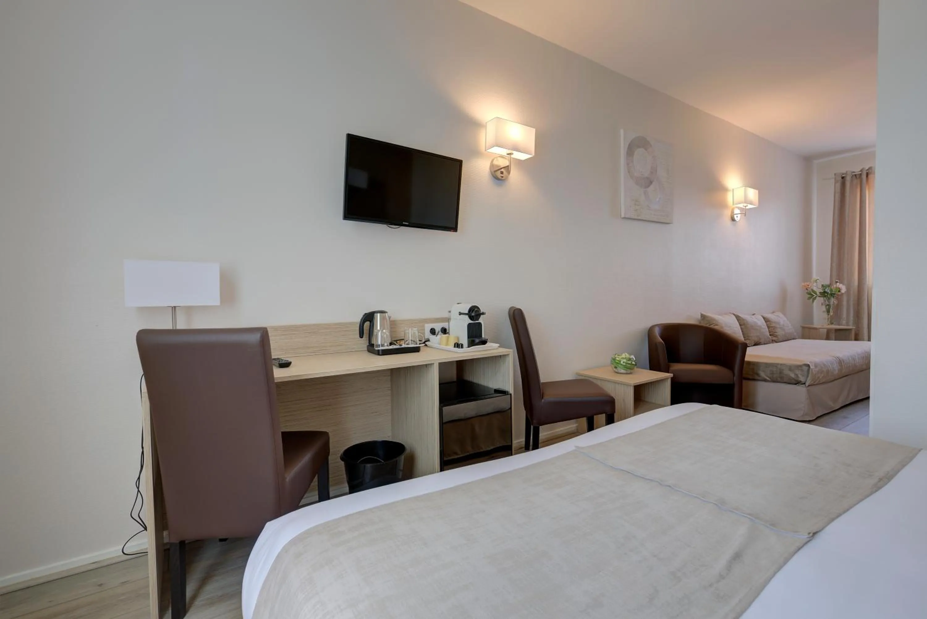 Property building, Bed in The Originals City, Hôtel de Bordeaux, Bergerac centre