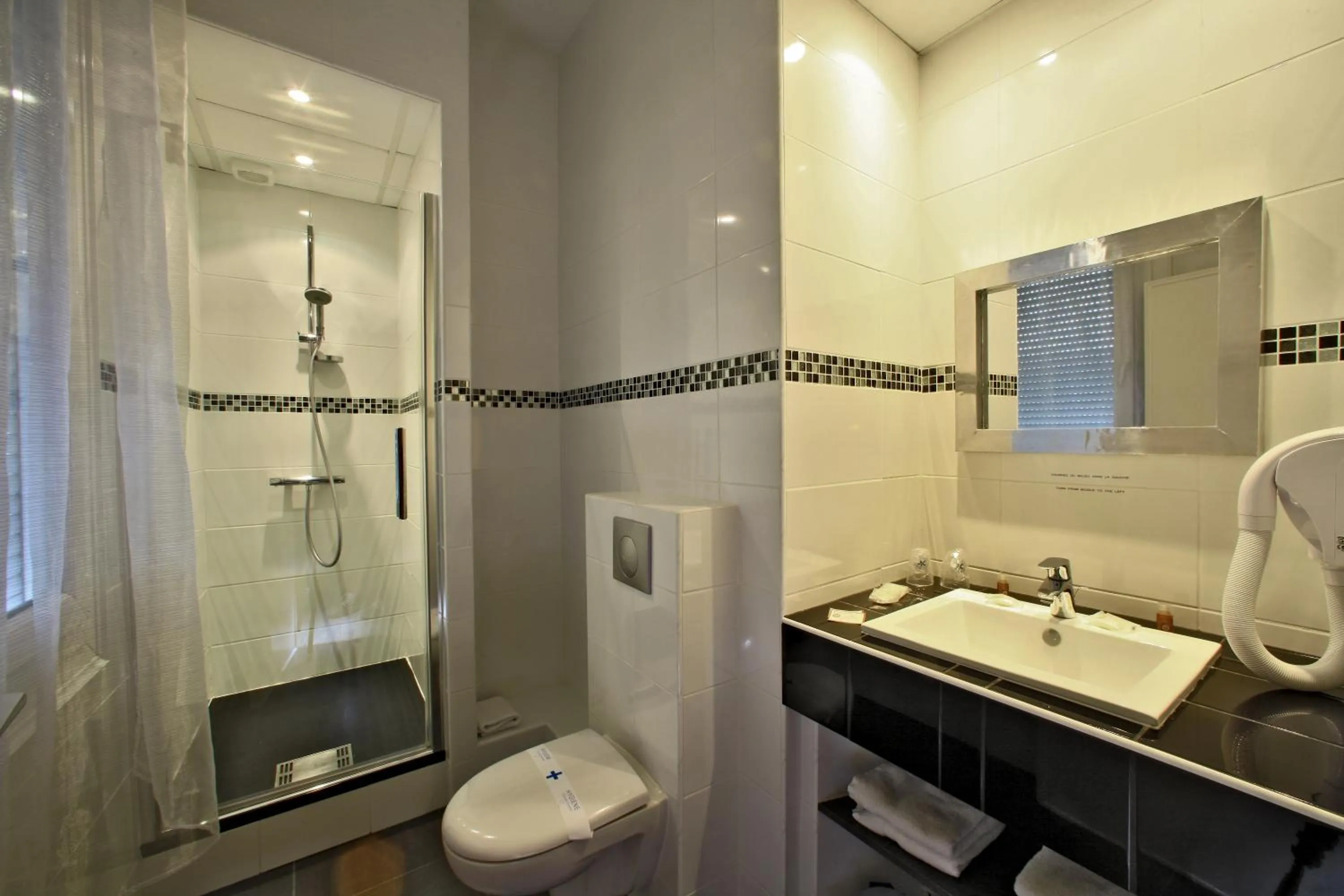 Bathroom in The Originals City, Hôtel de Bordeaux, Bergerac centre