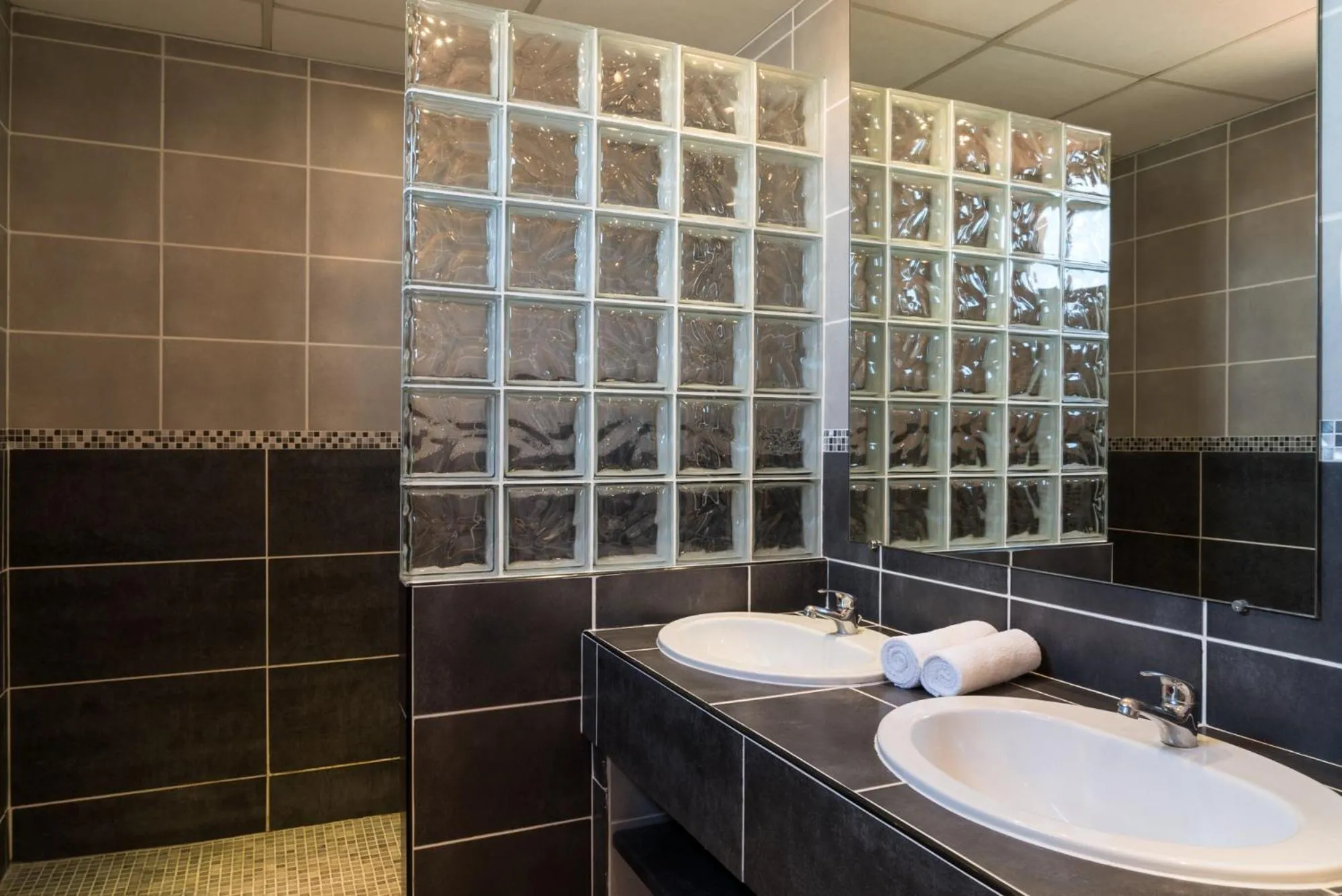 Shower in The Originals City, Hôtel de Bordeaux, Bergerac centre