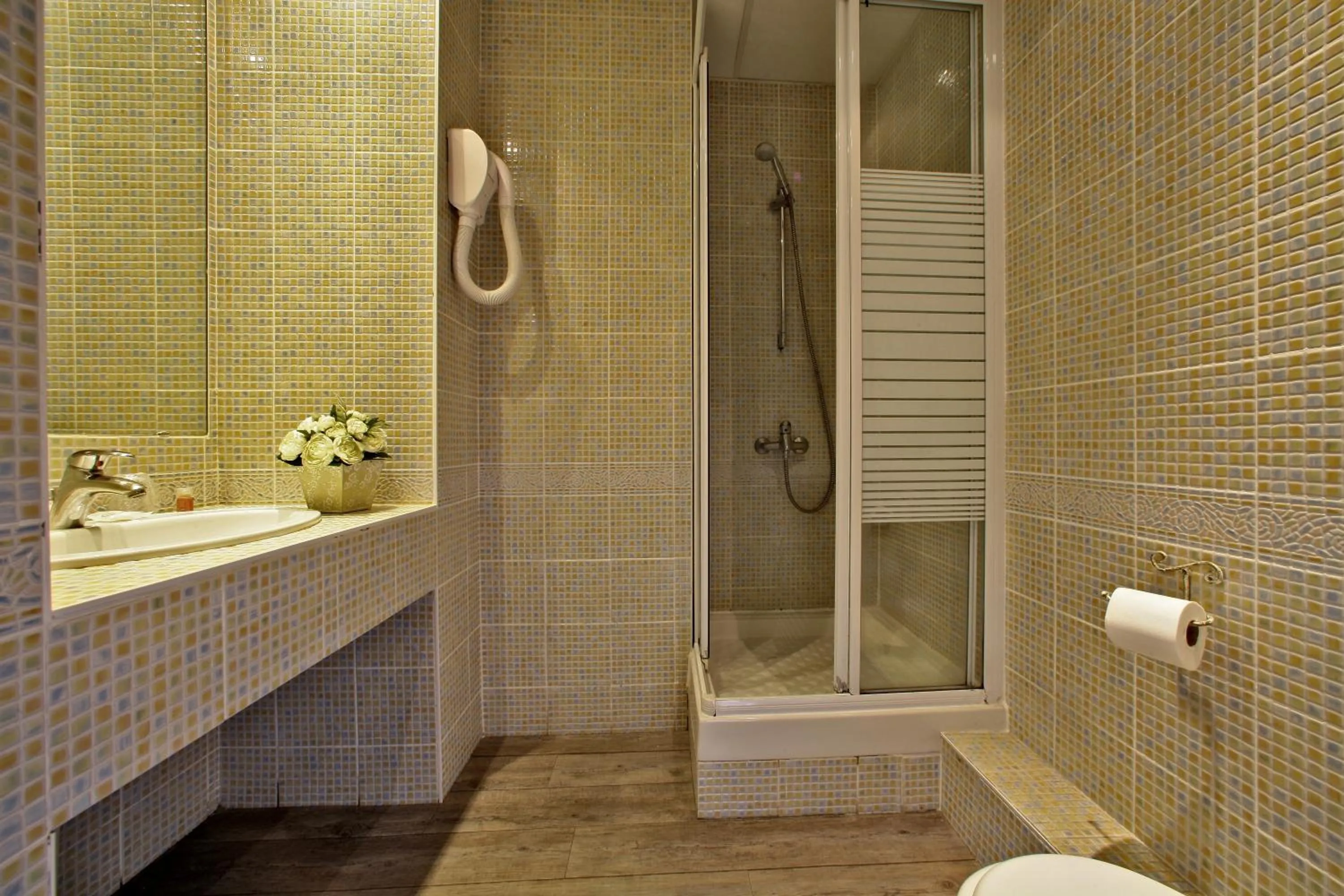 Bathroom in The Originals City, Hôtel de Bordeaux, Bergerac centre