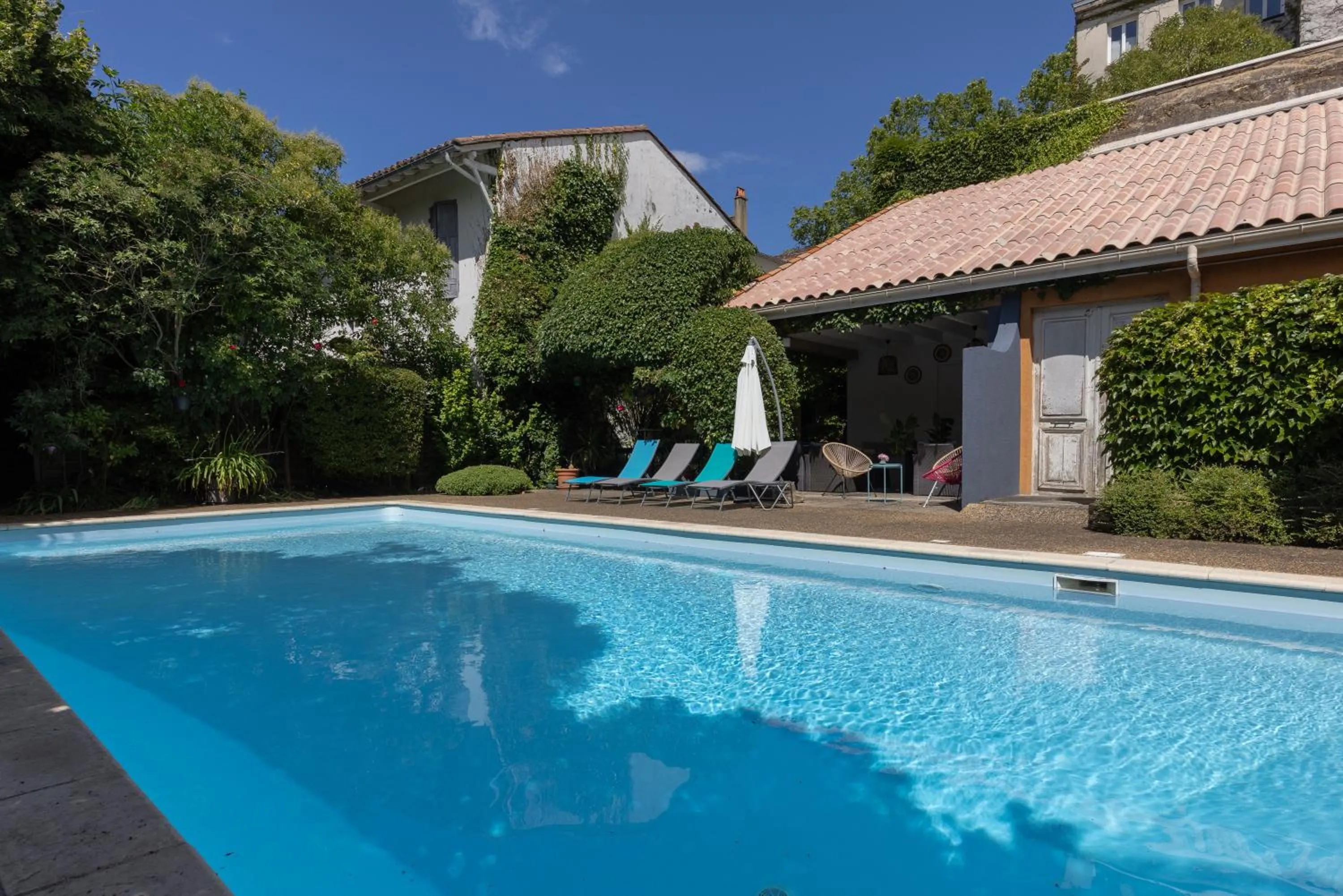 Swimming pool in The Originals City, Hôtel de Bordeaux, Bergerac centre