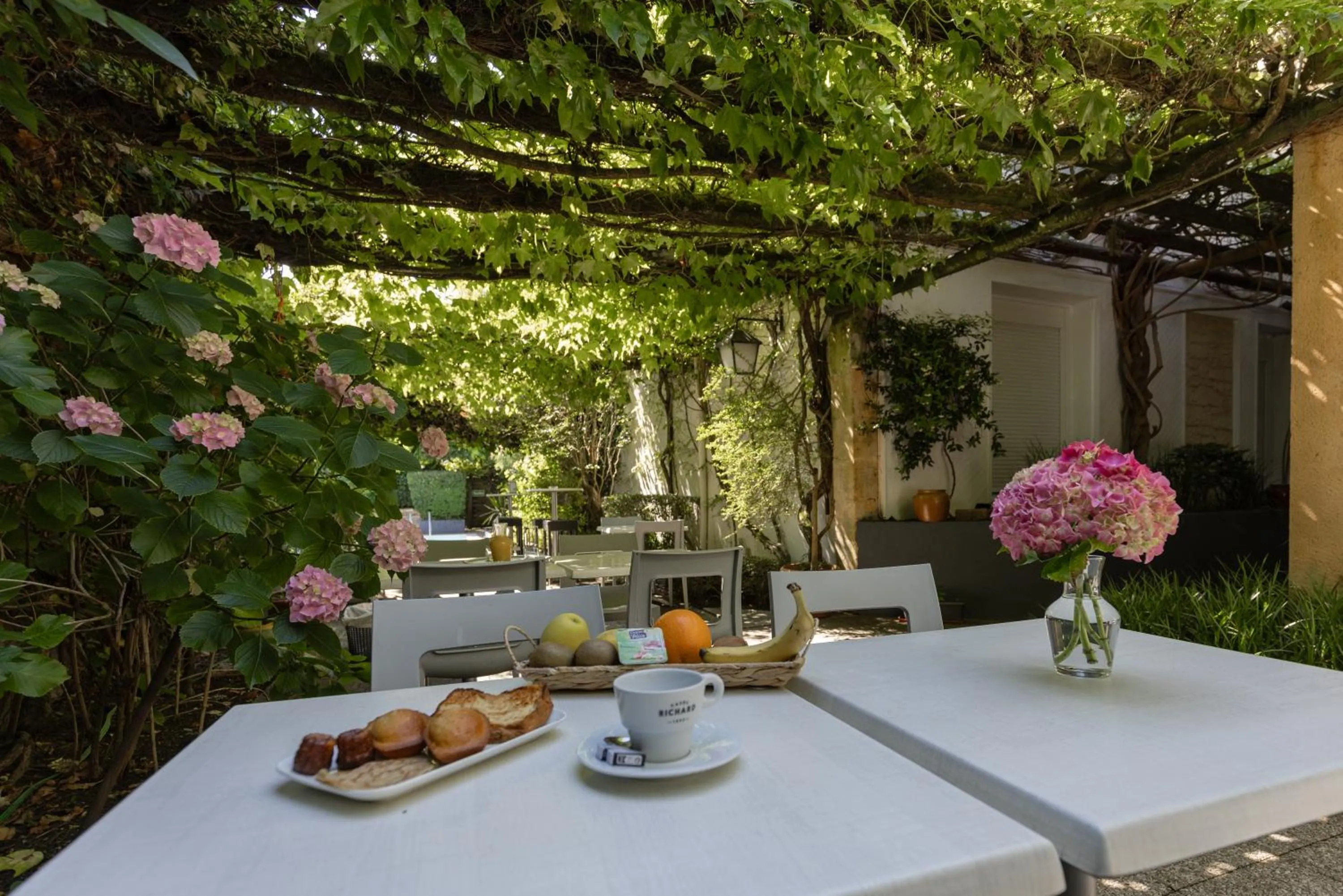 Patio in The Originals City, Hôtel de Bordeaux, Bergerac centre