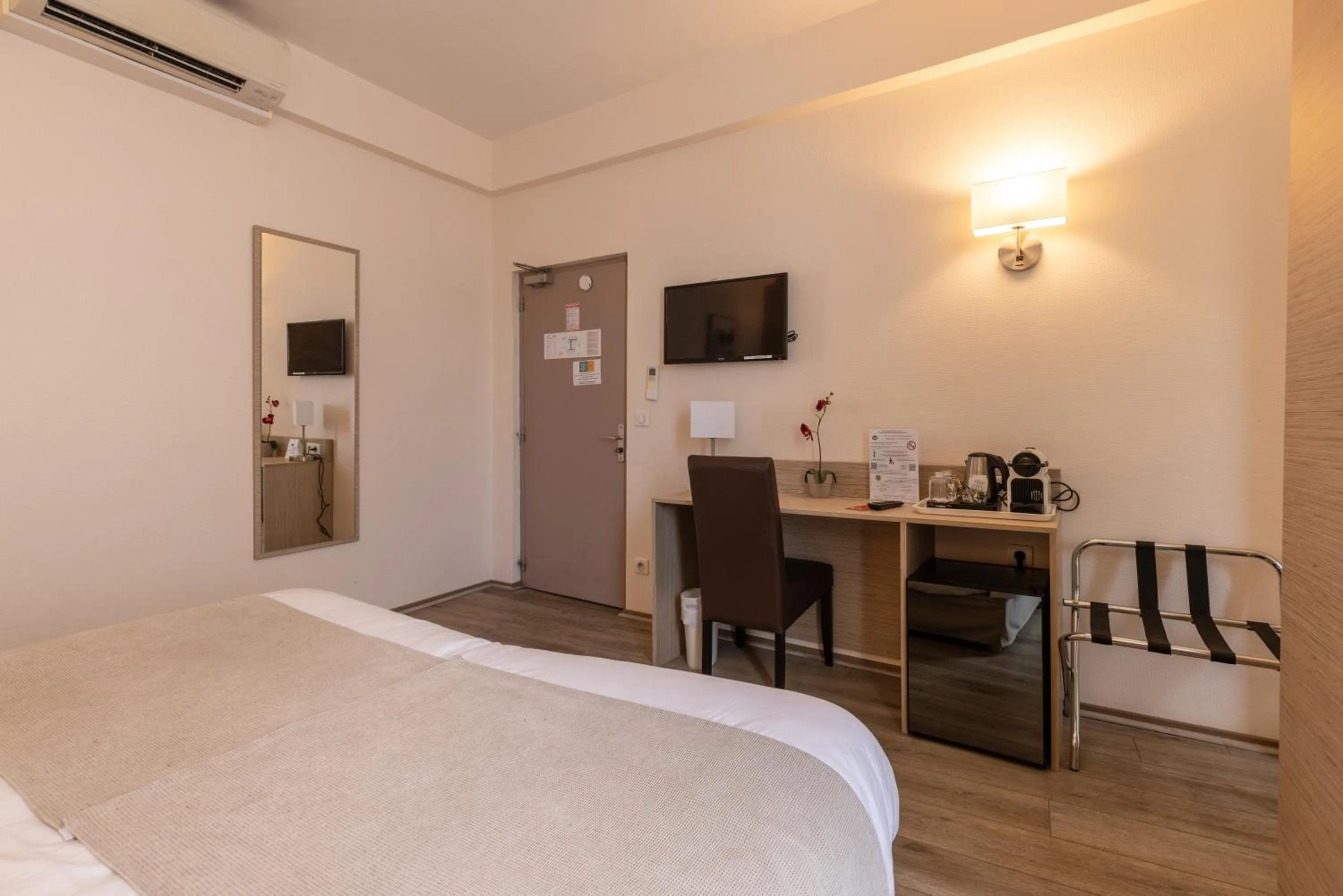 Coffee/tea facilities, Bed in The Originals City, Hôtel de Bordeaux, Bergerac centre