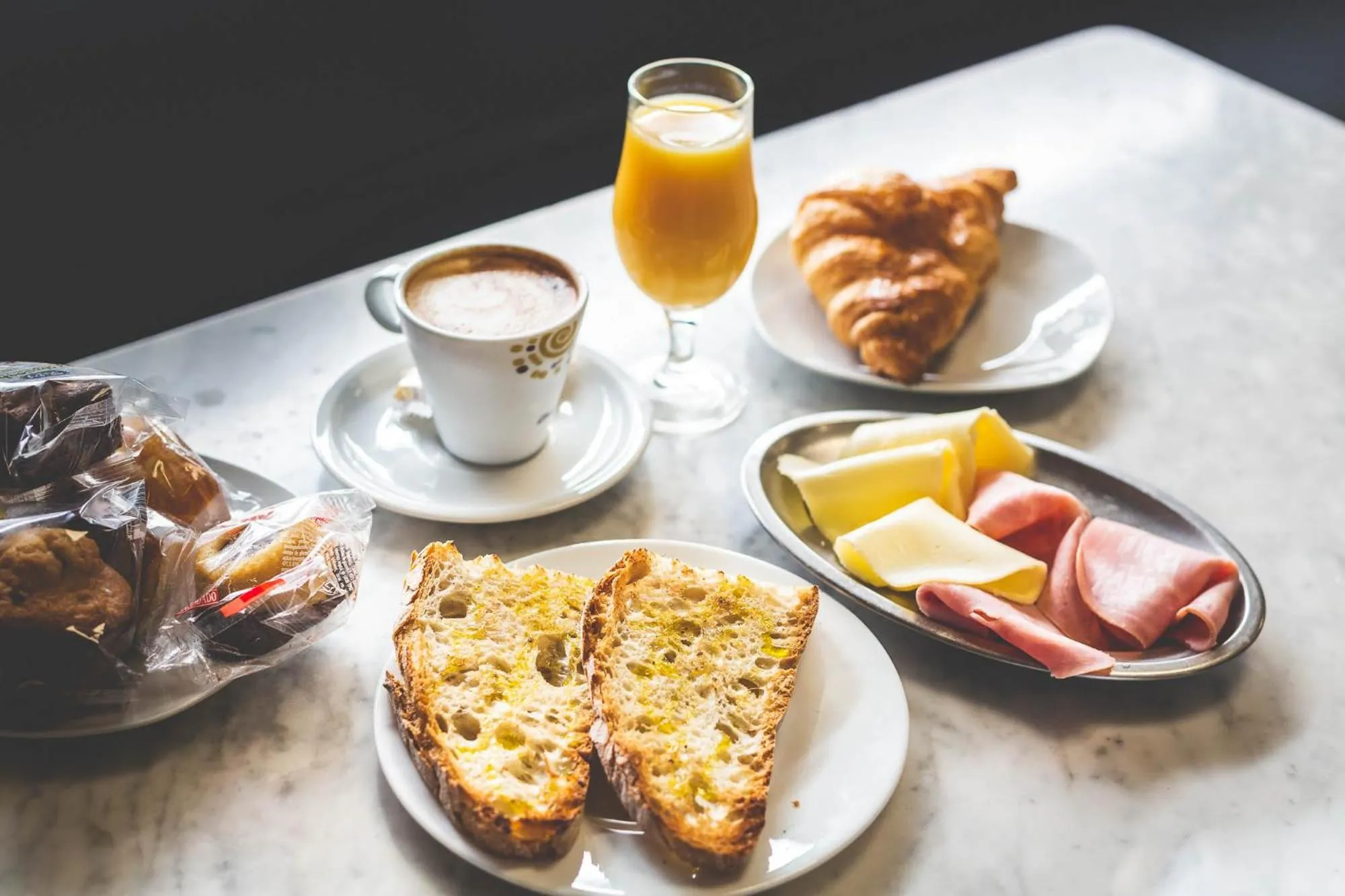 Buffet breakfast in Hotel Canaima Bruma 1,5 k Camino