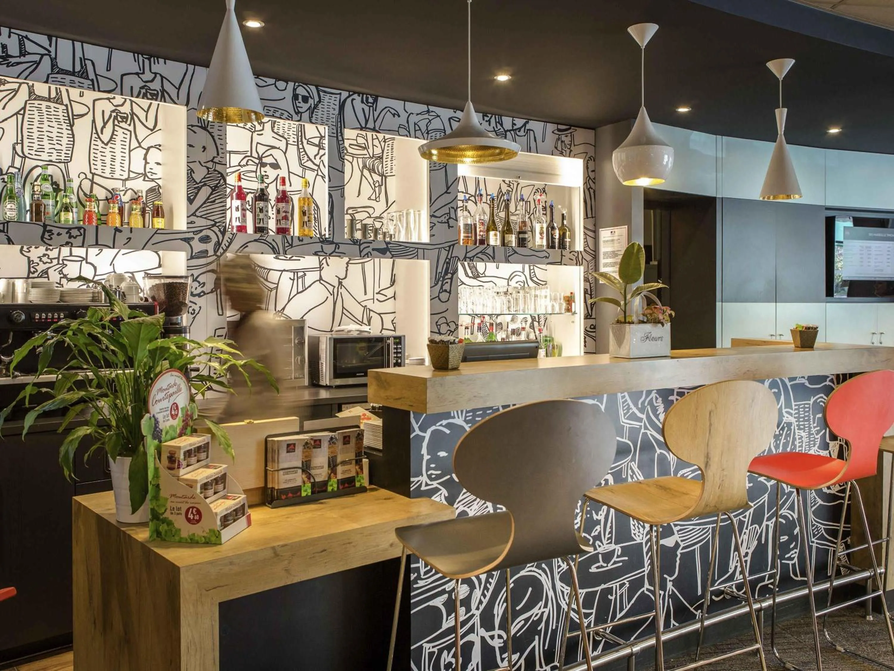 Lounge or bar in ibis Marseille Timone