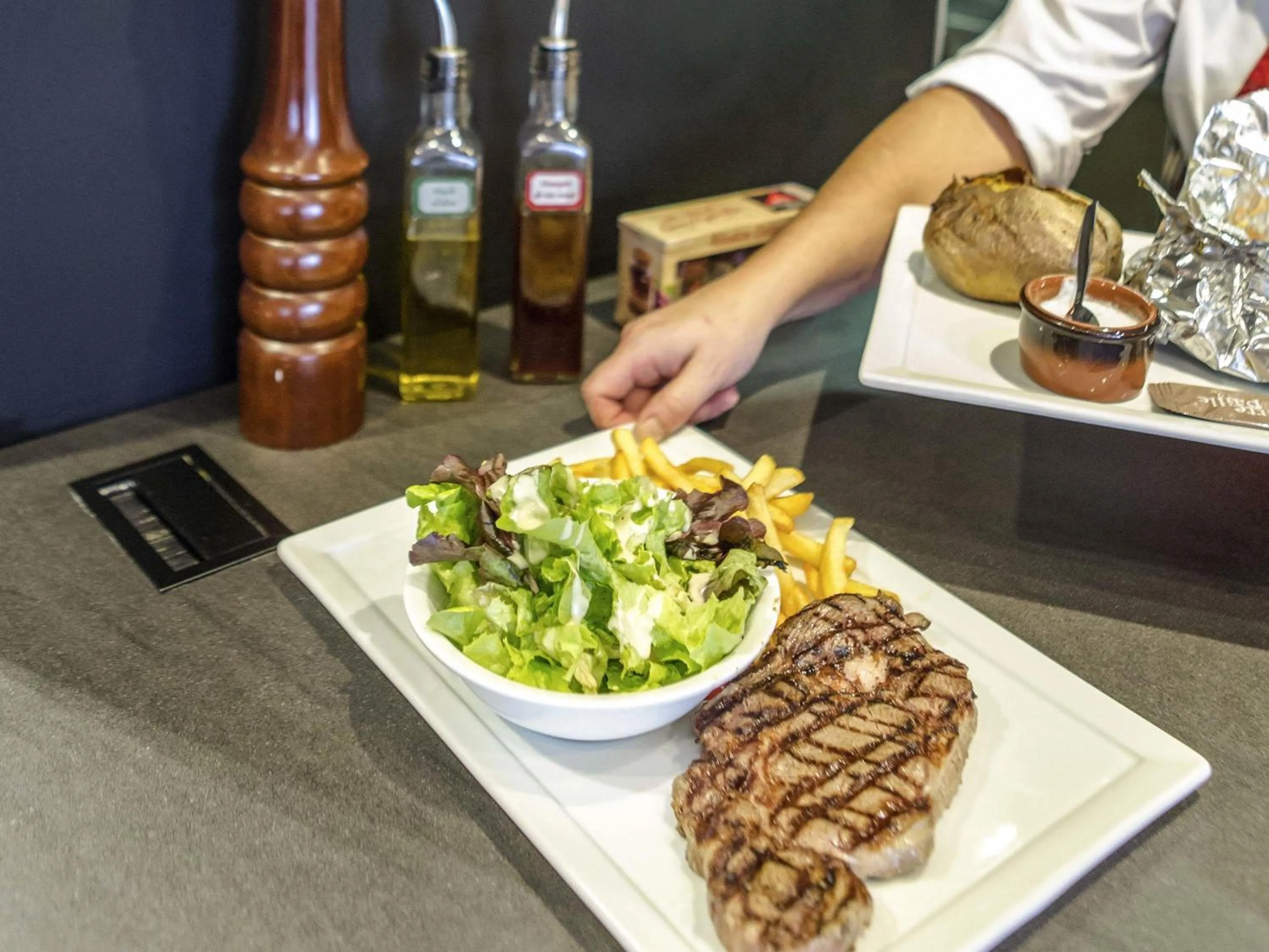 Restaurant/places to eat in ibis Marseille Timone