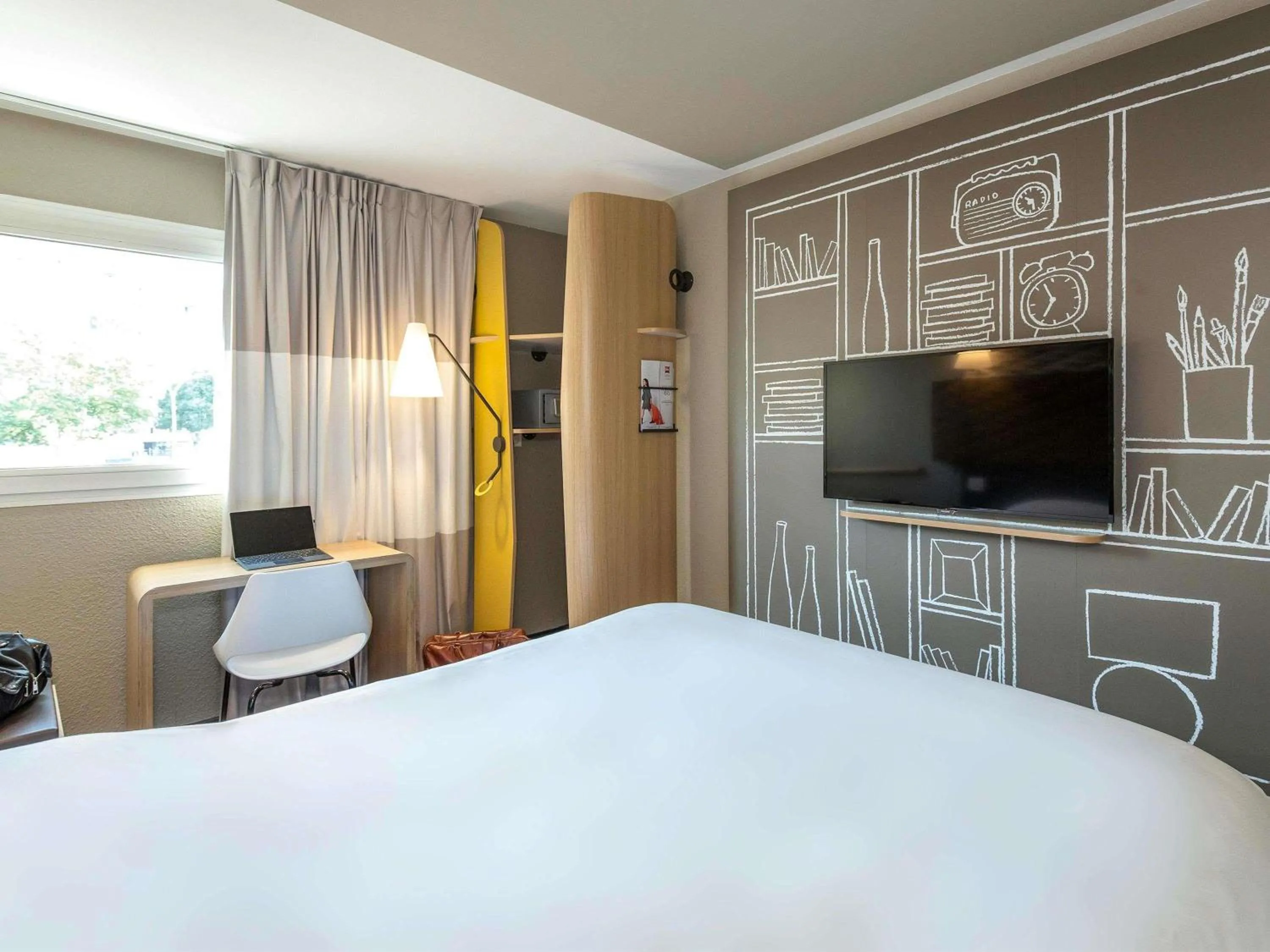 Property building, Bed in ibis Marseille Timone