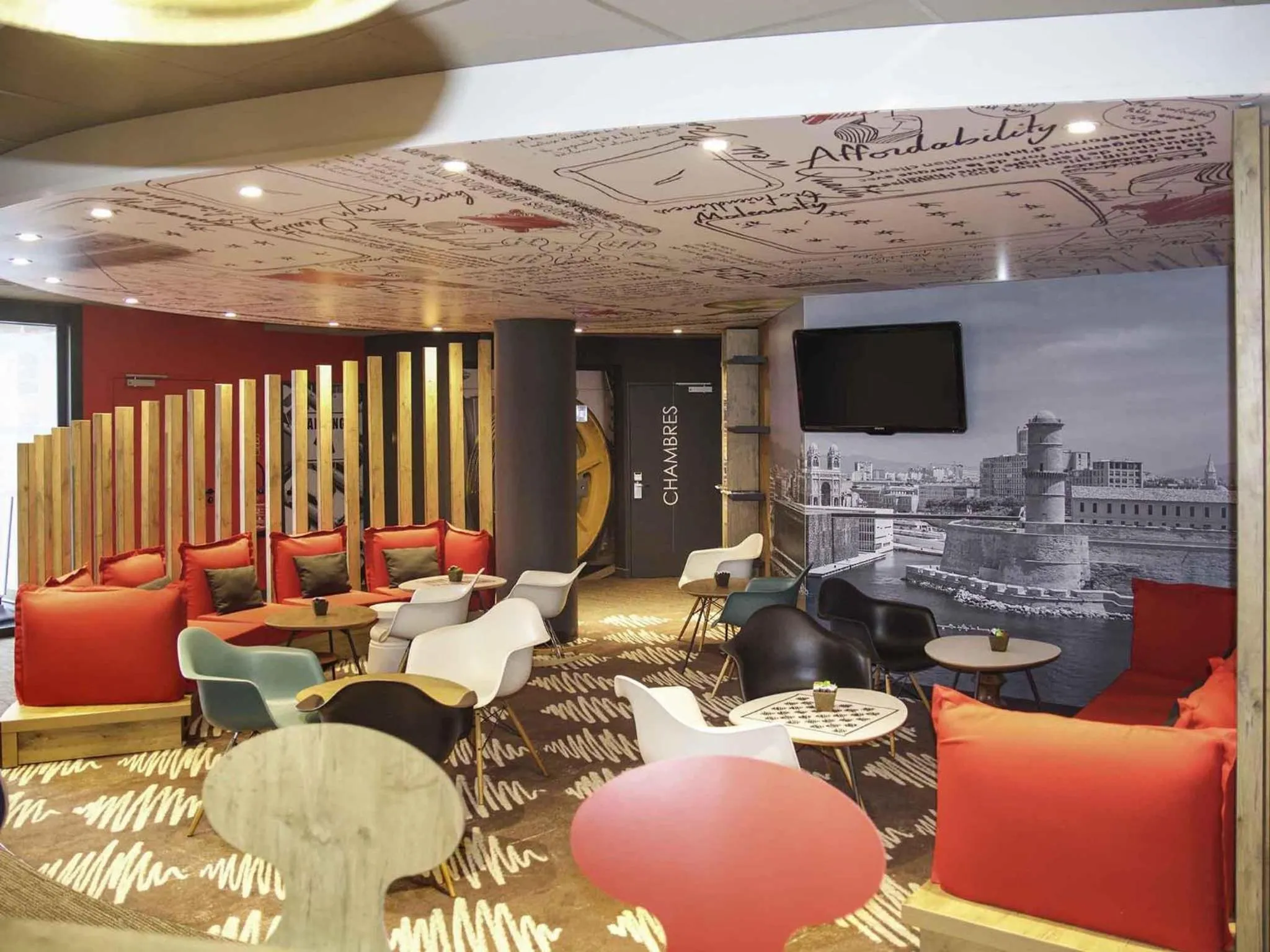 Lounge or bar in ibis Marseille Timone