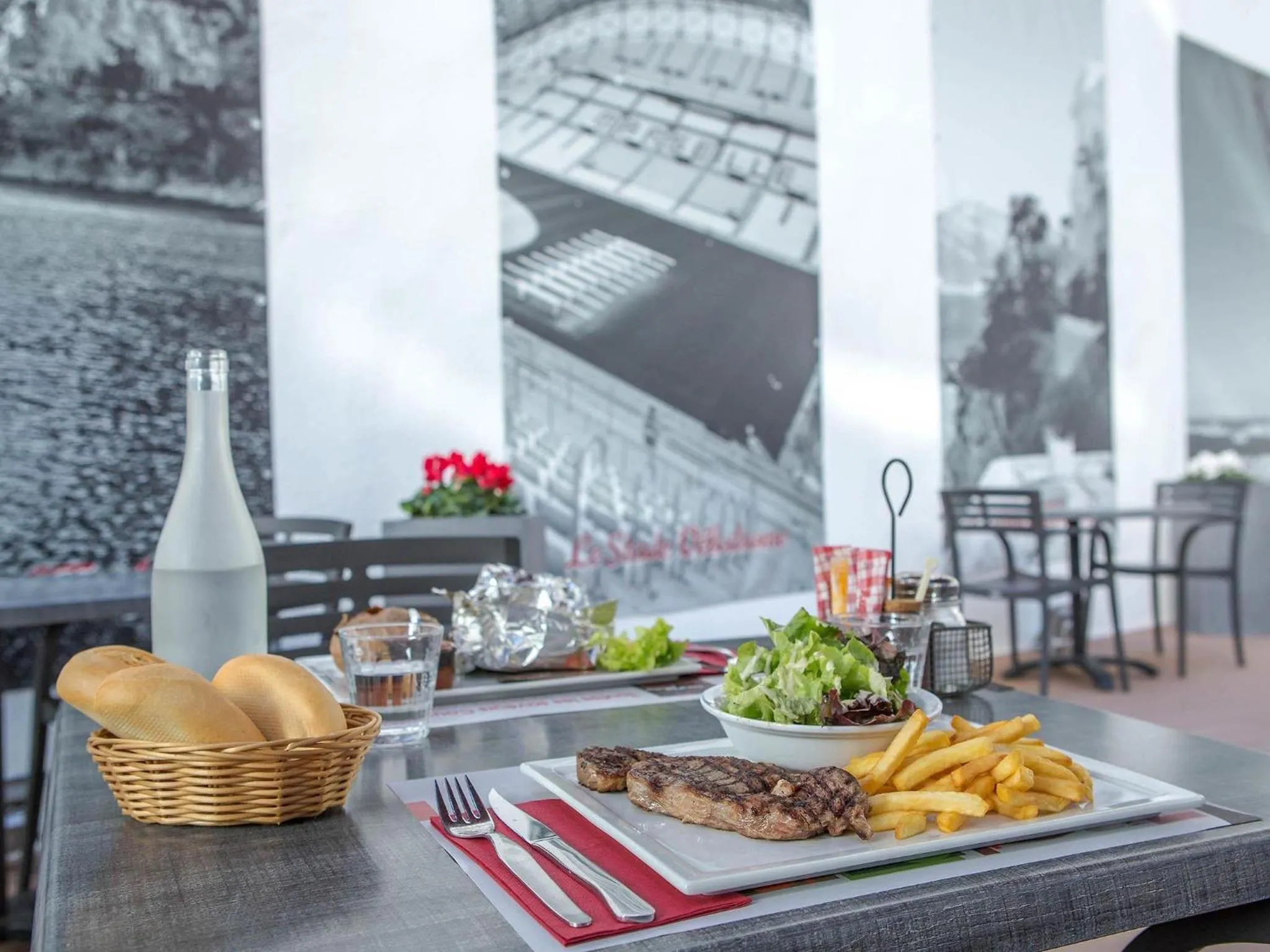 Restaurant/places to eat in ibis Marseille Timone