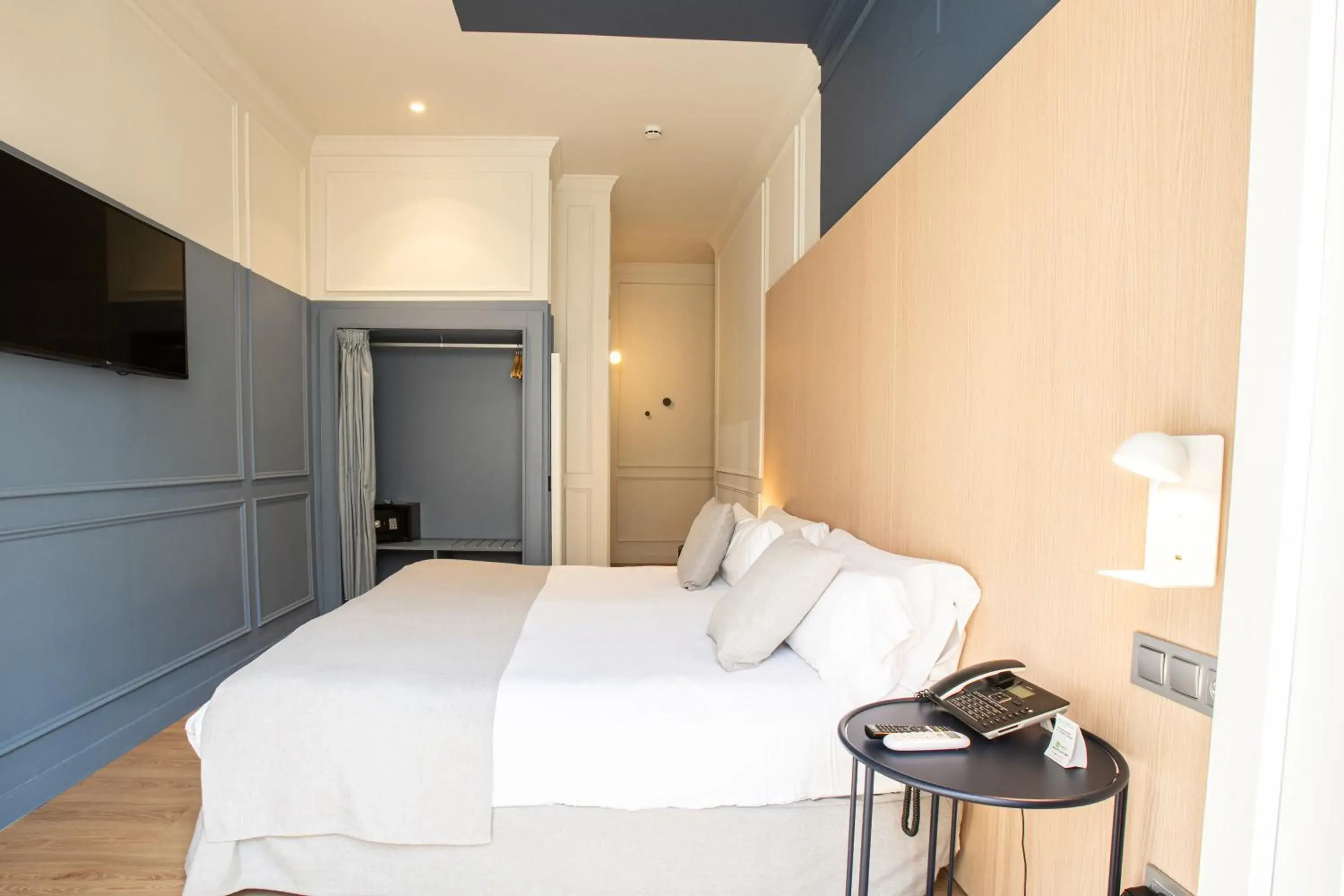 Photo of the whole room, Bed in Olympia Consul del Mar Photo of the whole room, Bed in Olympia Consul del Mar