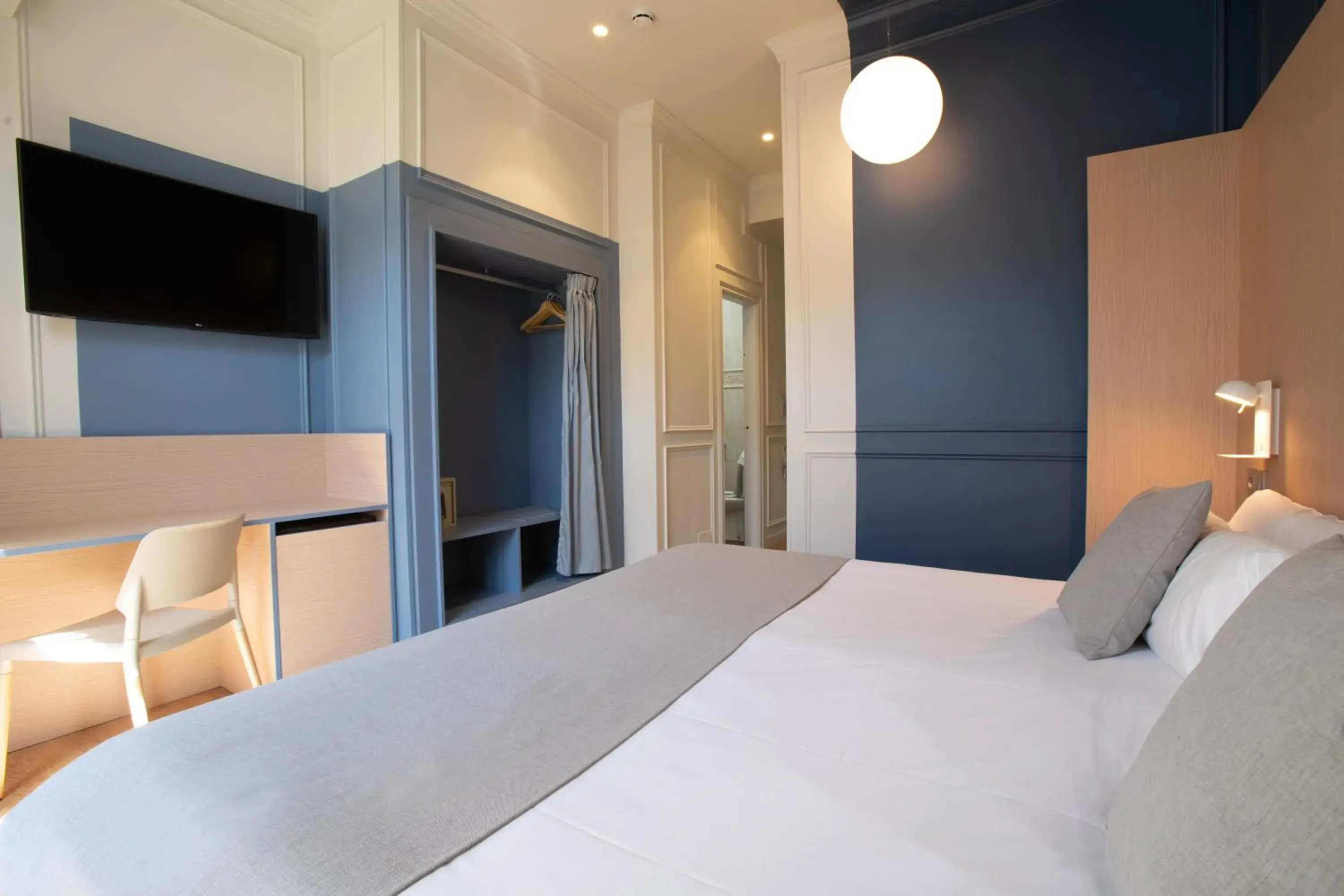 Photo of the whole room, Bed in Olympia Consul del Mar Photo of the whole room, Bed in Olympia Consul del Mar