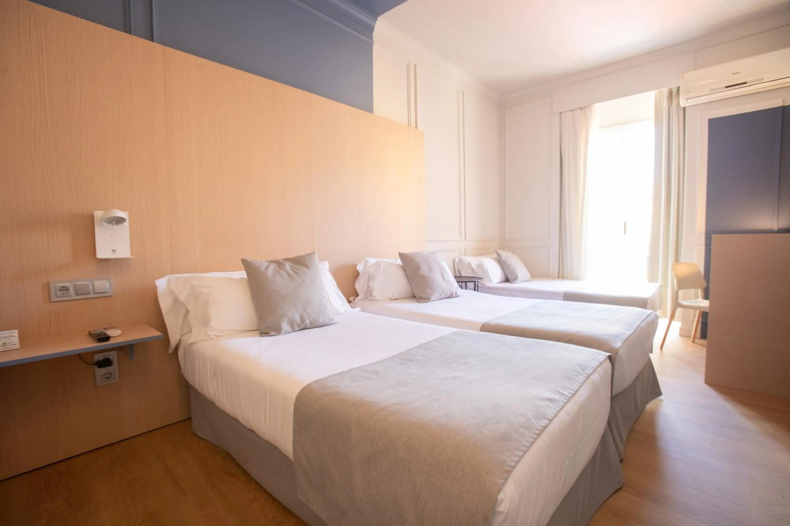 Photo of the whole room, Bed in Olympia Consul del Mar