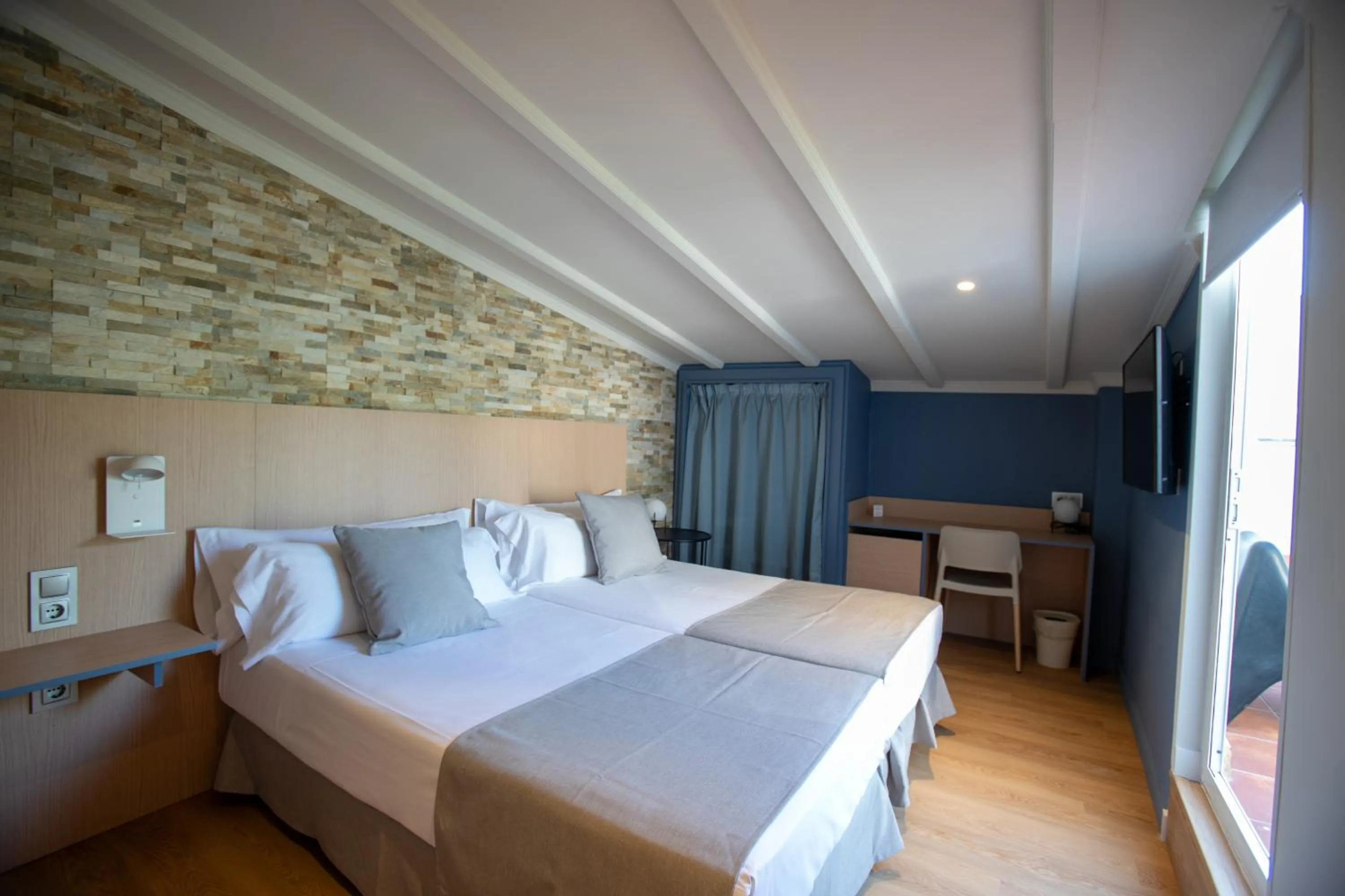 Photo of the whole room, Bed in Olympia Consul del Mar