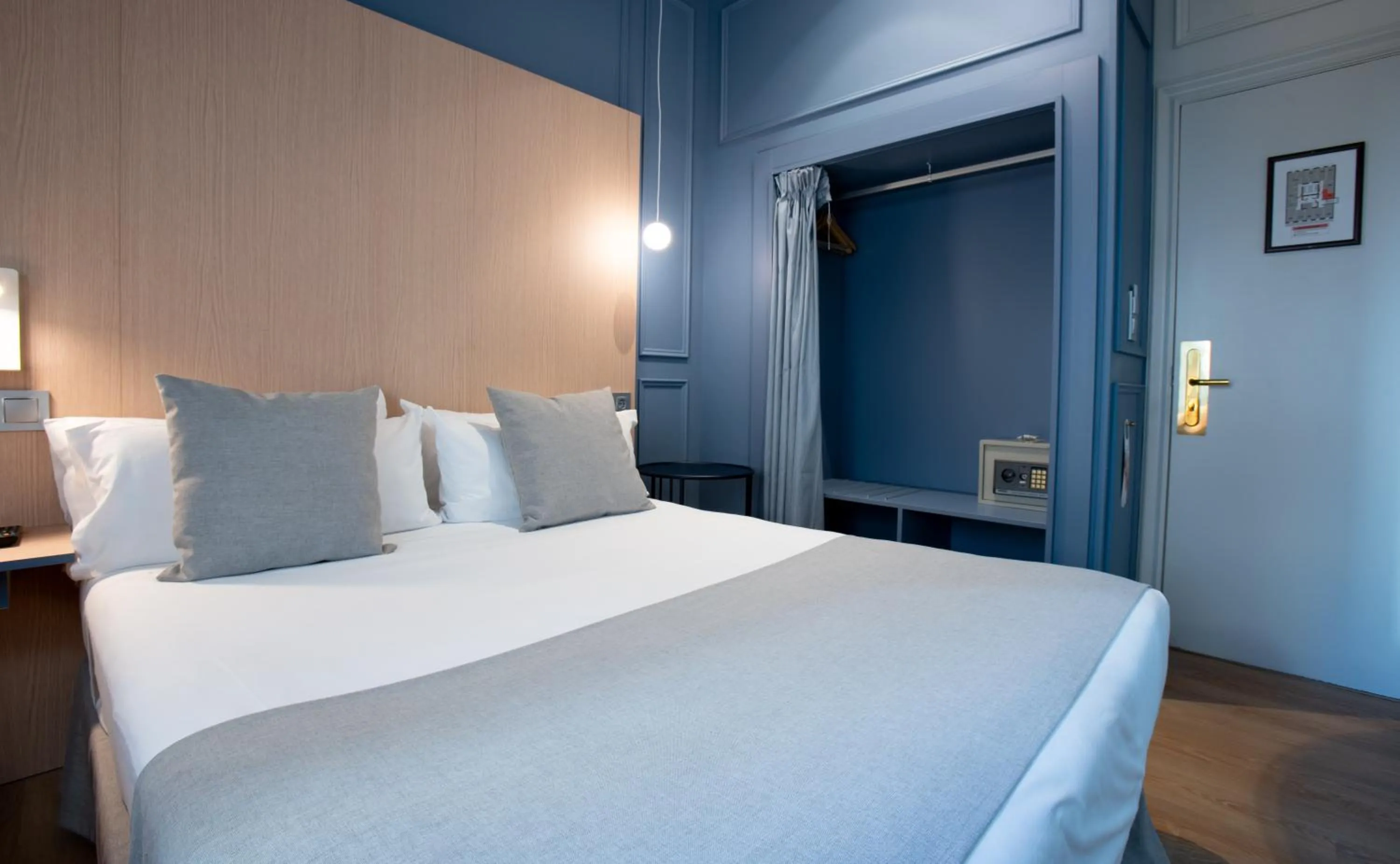 Photo of the whole room, Bed in Olympia Consul del Mar