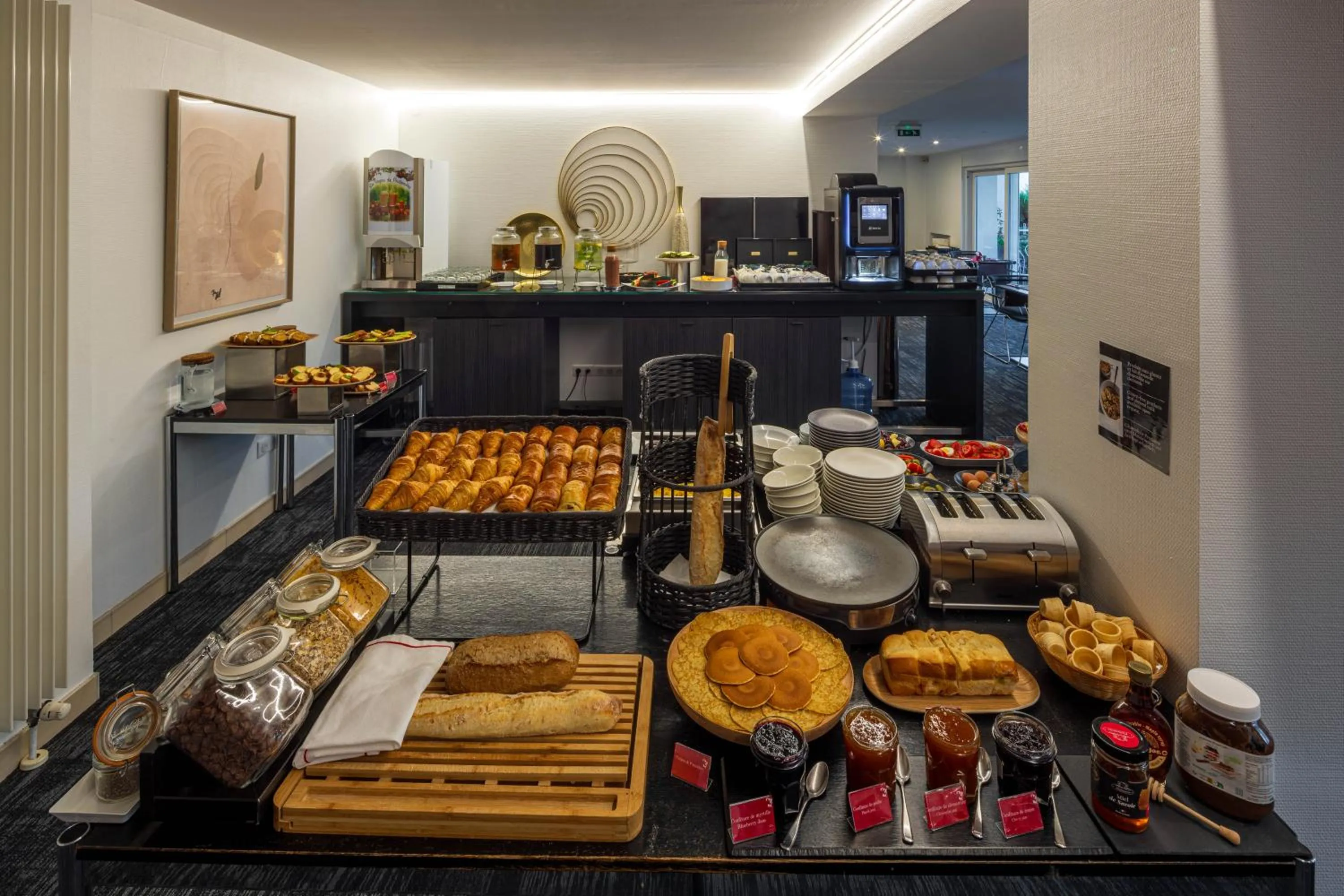 Buffet breakfast in Hôtel Garrigae Villa La Florangerie - SPA & Piscine