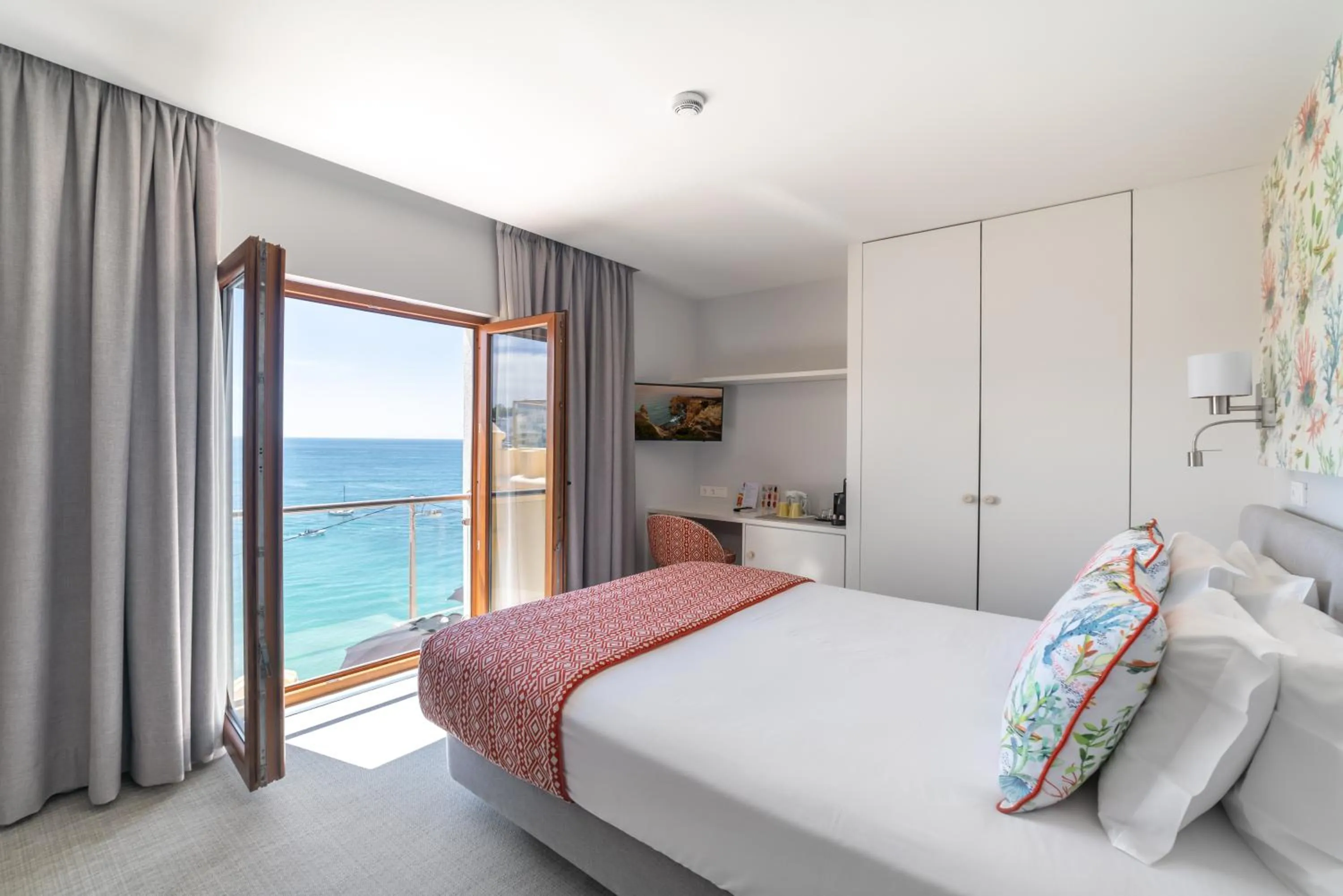 Seating area, Bed in Castelo Guest House