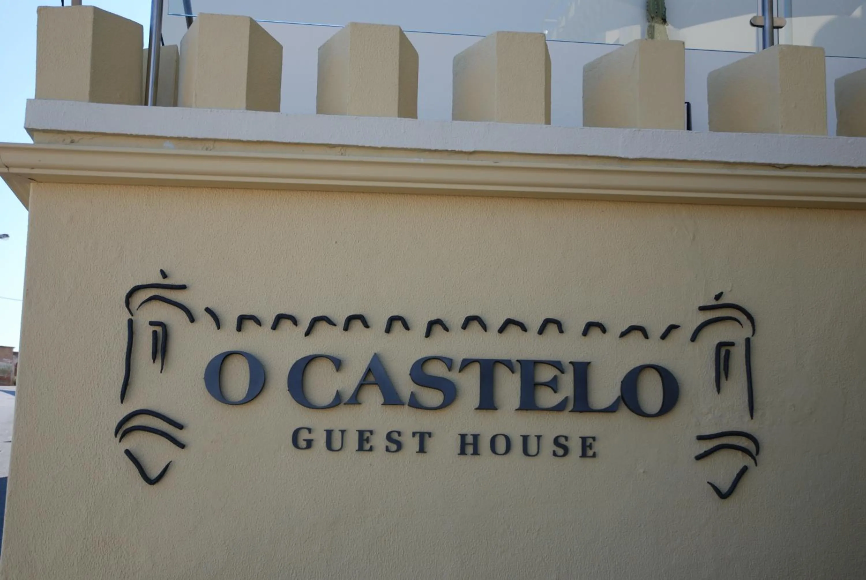 Facade/entrance in Castelo Guest House