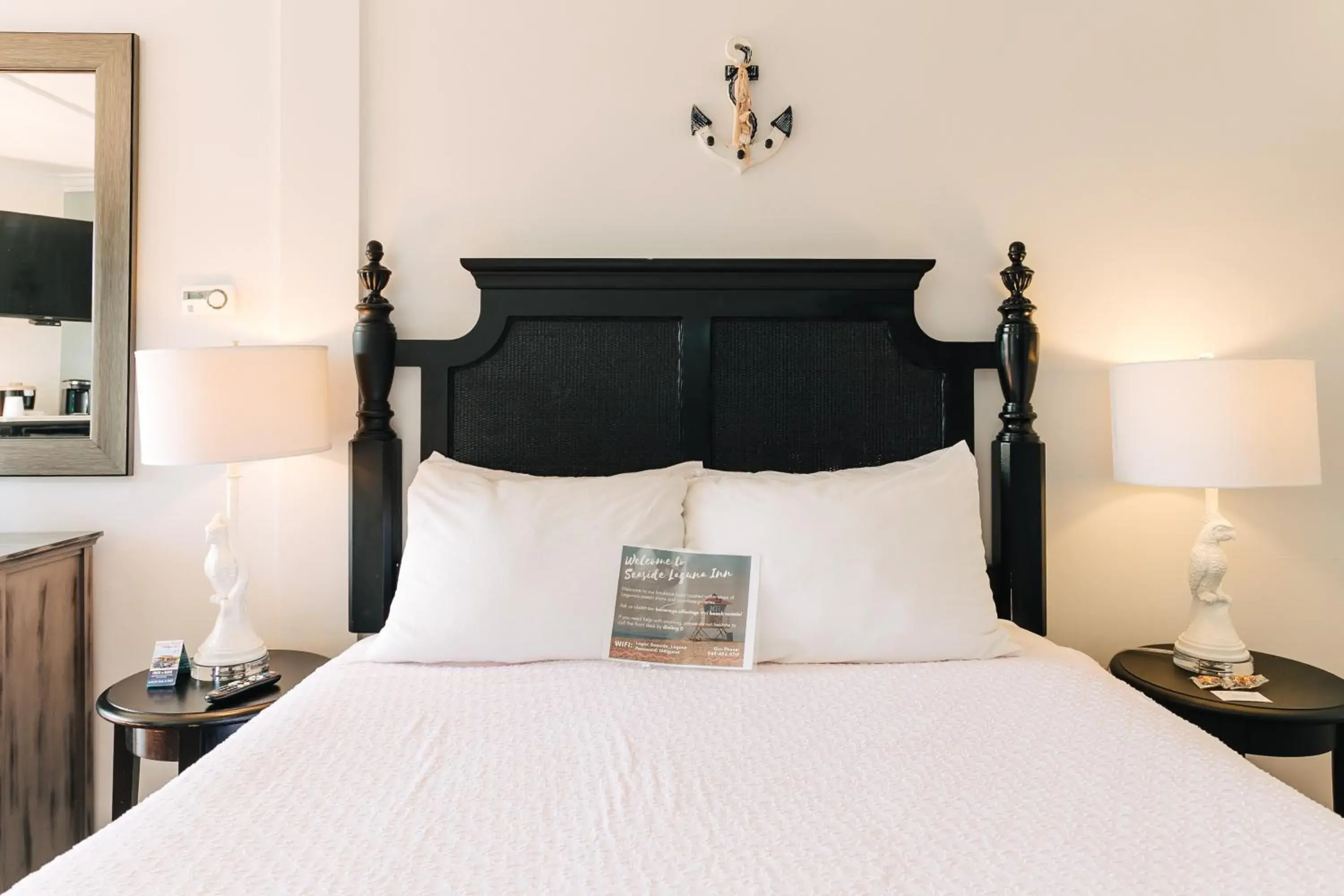 Standard Queen Room in Seaside Laguna Inn & Suites Standard Queen Room in Seaside Laguna Inn & Suites