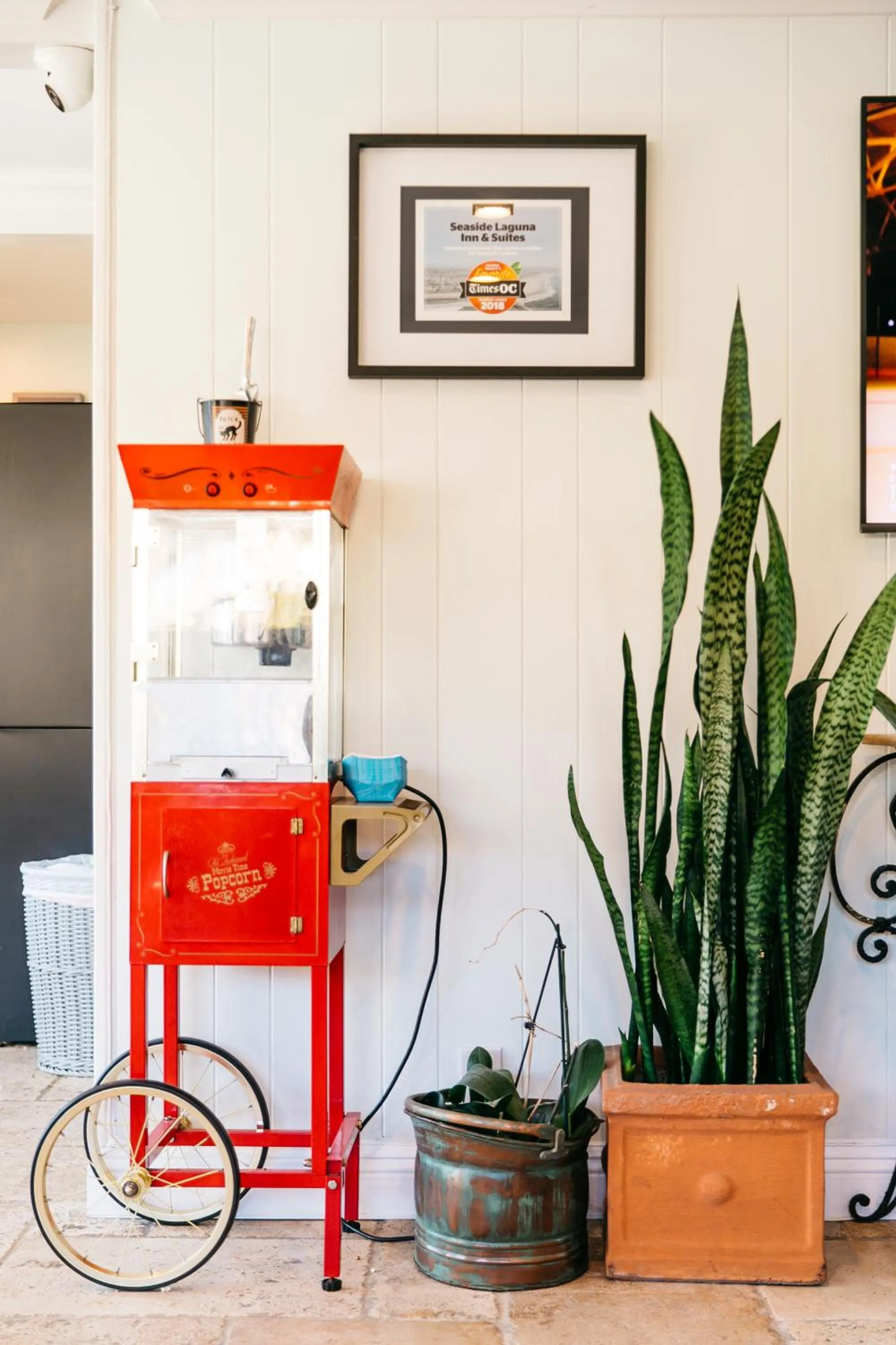 Communal kitchen in Seaside Laguna Inn & Suites