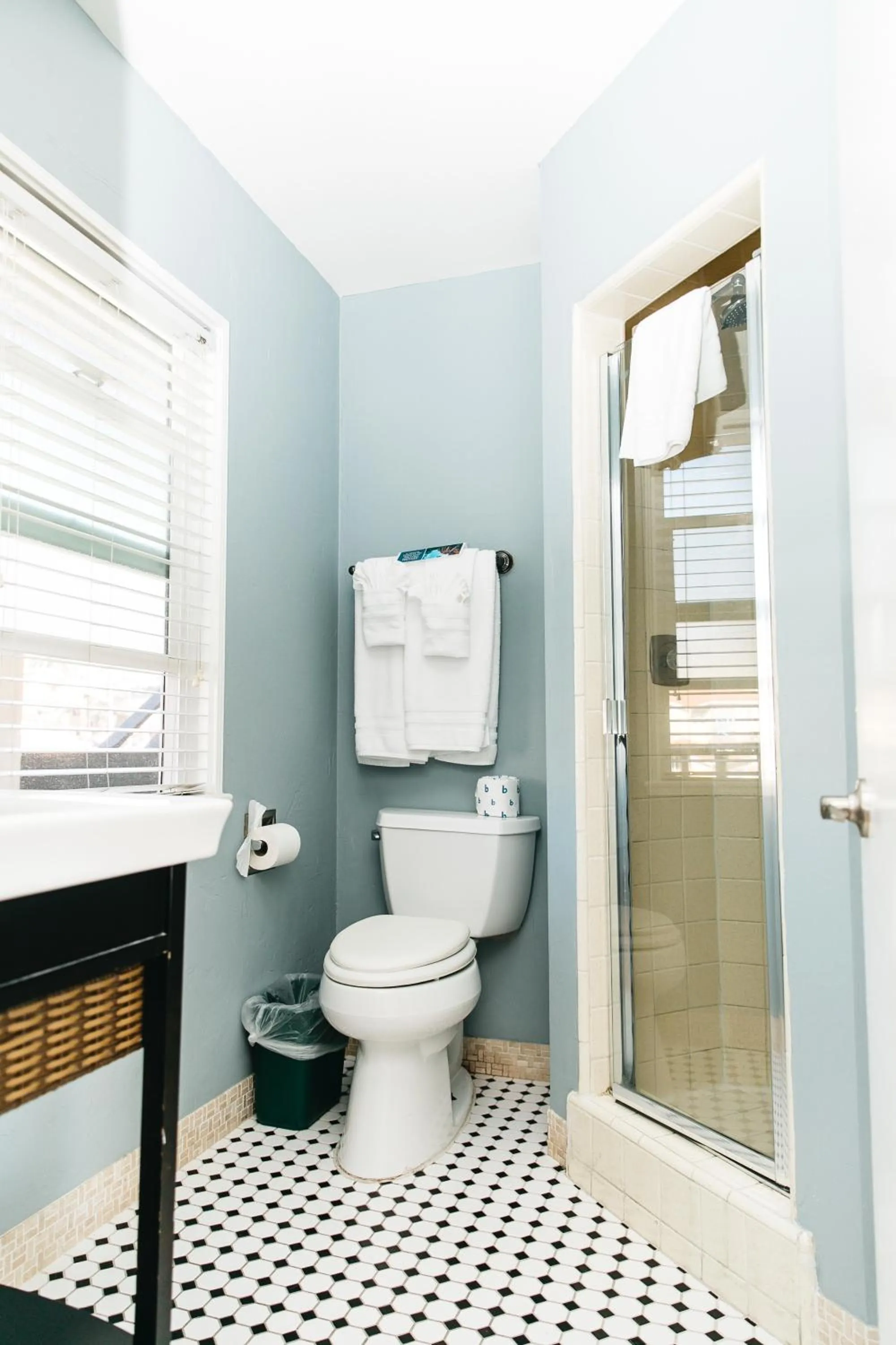 Bathroom in Seaside Laguna Inn & Suites